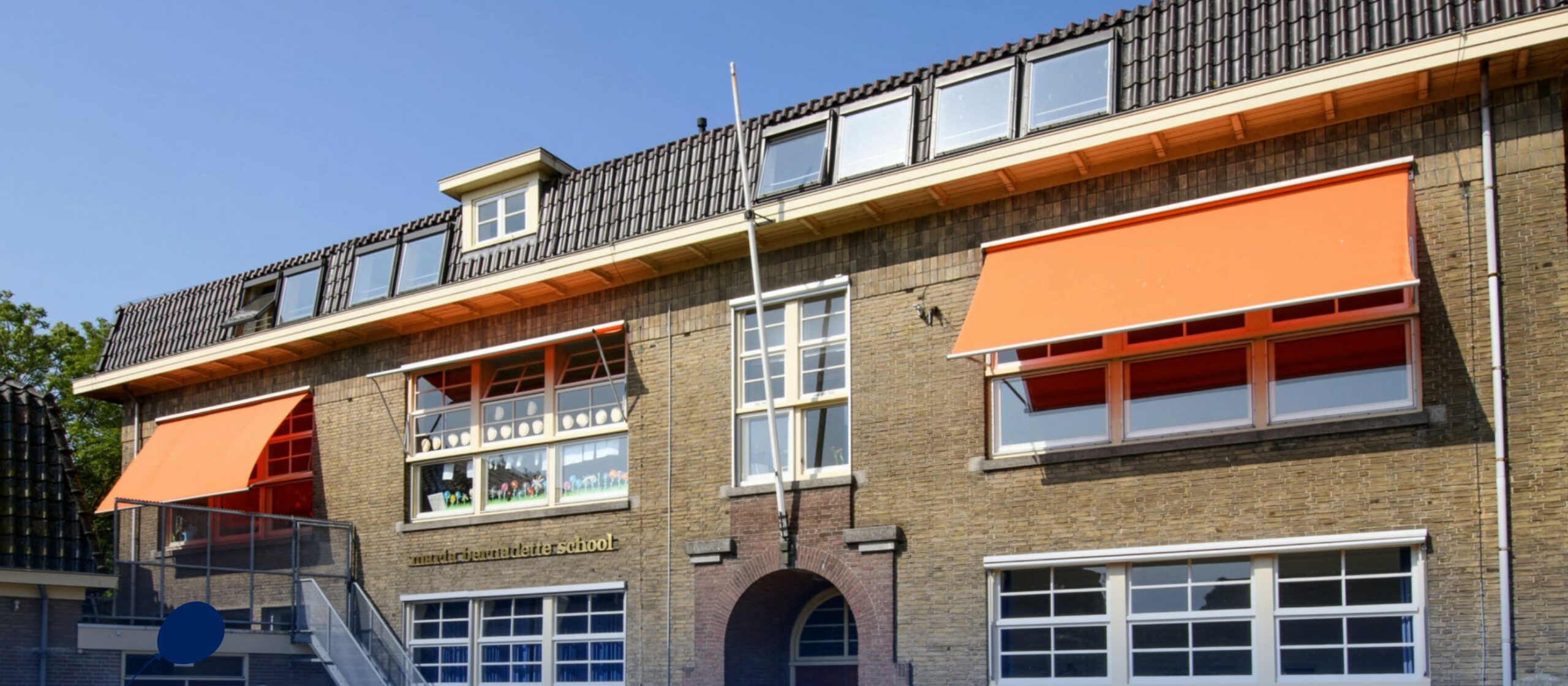 Zolderverdieping basisschool met brandveiligheidsvoorzieningen