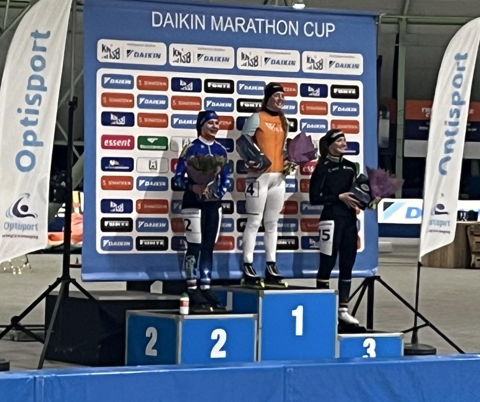 Melissa Mooijman wint de sprint tijdens de wielerkoers in Enschede