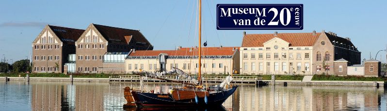 Bezoekers in Museum van de 20e Eeuw in Hoorn bij de LEGO-tentoonstelling Brick City