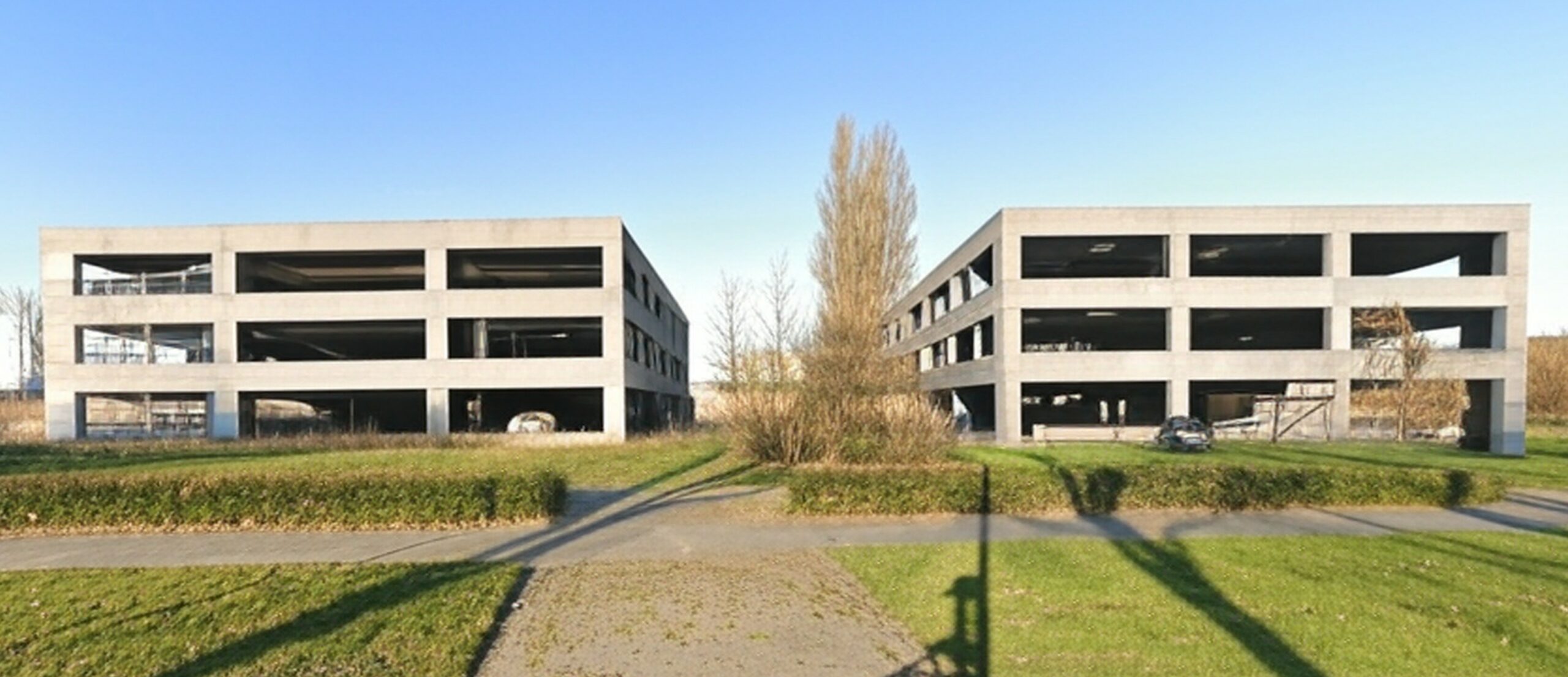 Parkeerterreinen en bedrijfsbusjes in Medemblik met voorstel voor parkeergarage