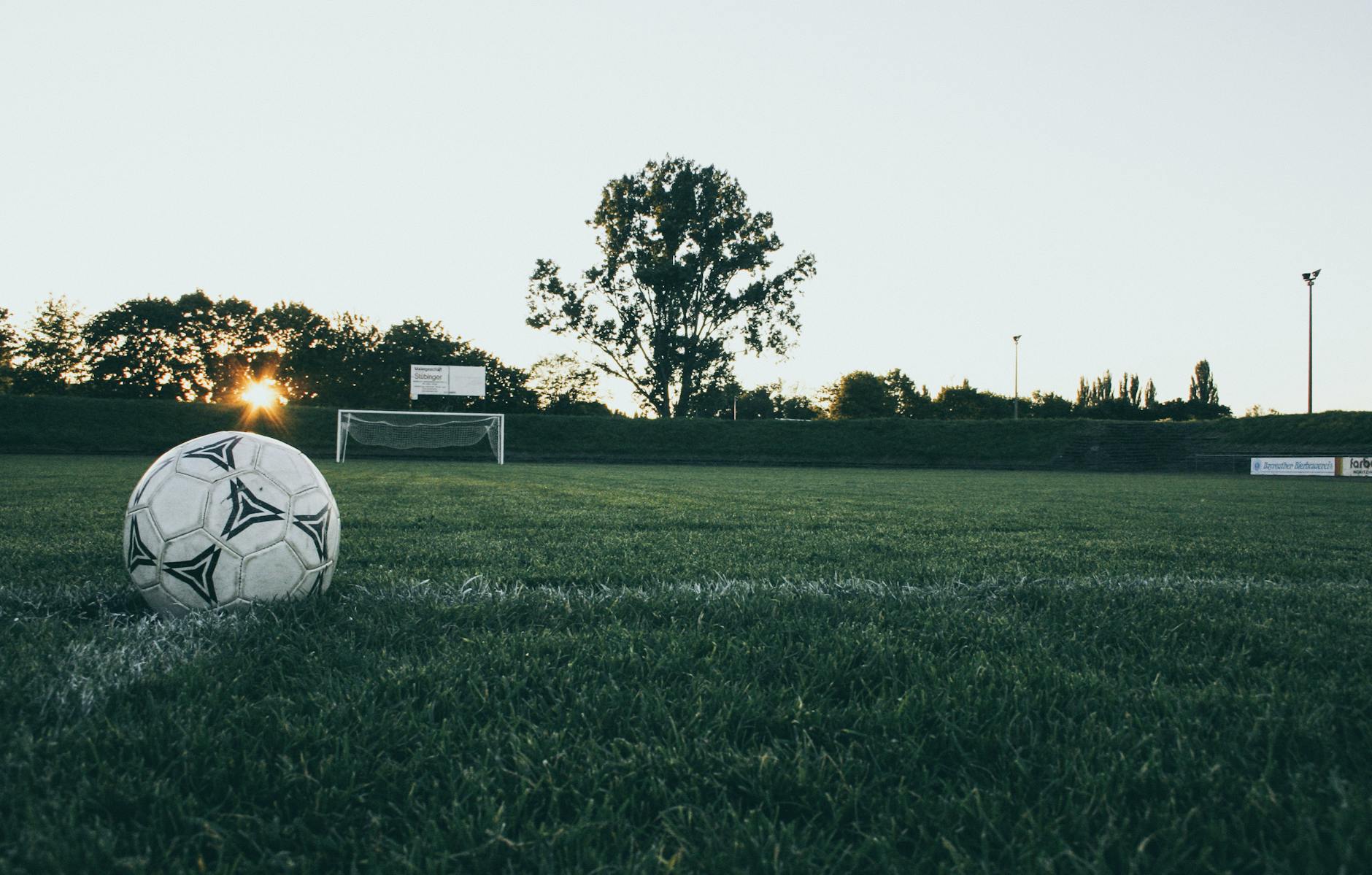 Voetbalwedstrijd tussen Strandvogels en Callantsoog op sportveld aan de kust.