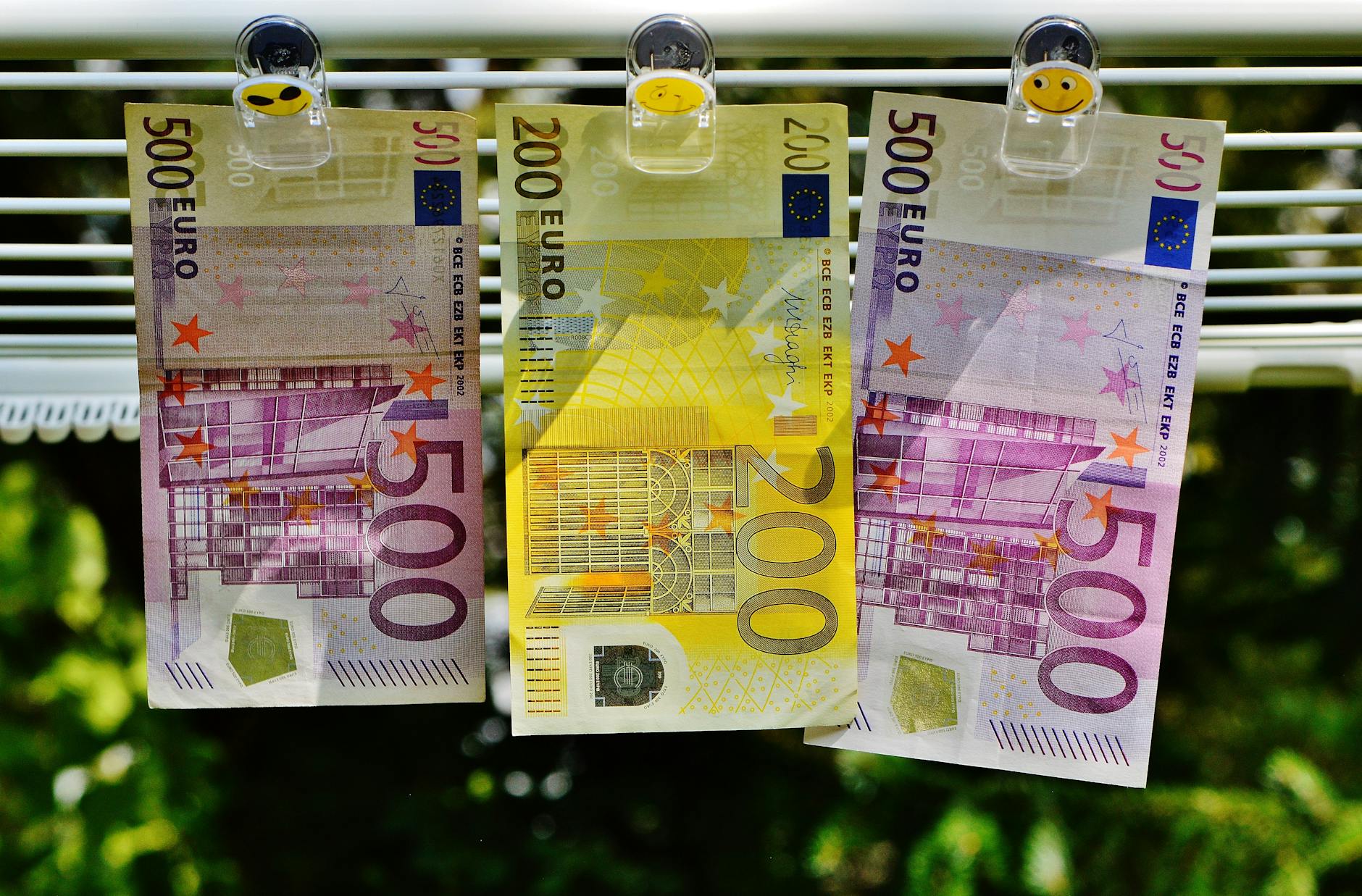 Contant geld en euromunten als symbool voor het verbod op betalingen boven 3000 euro