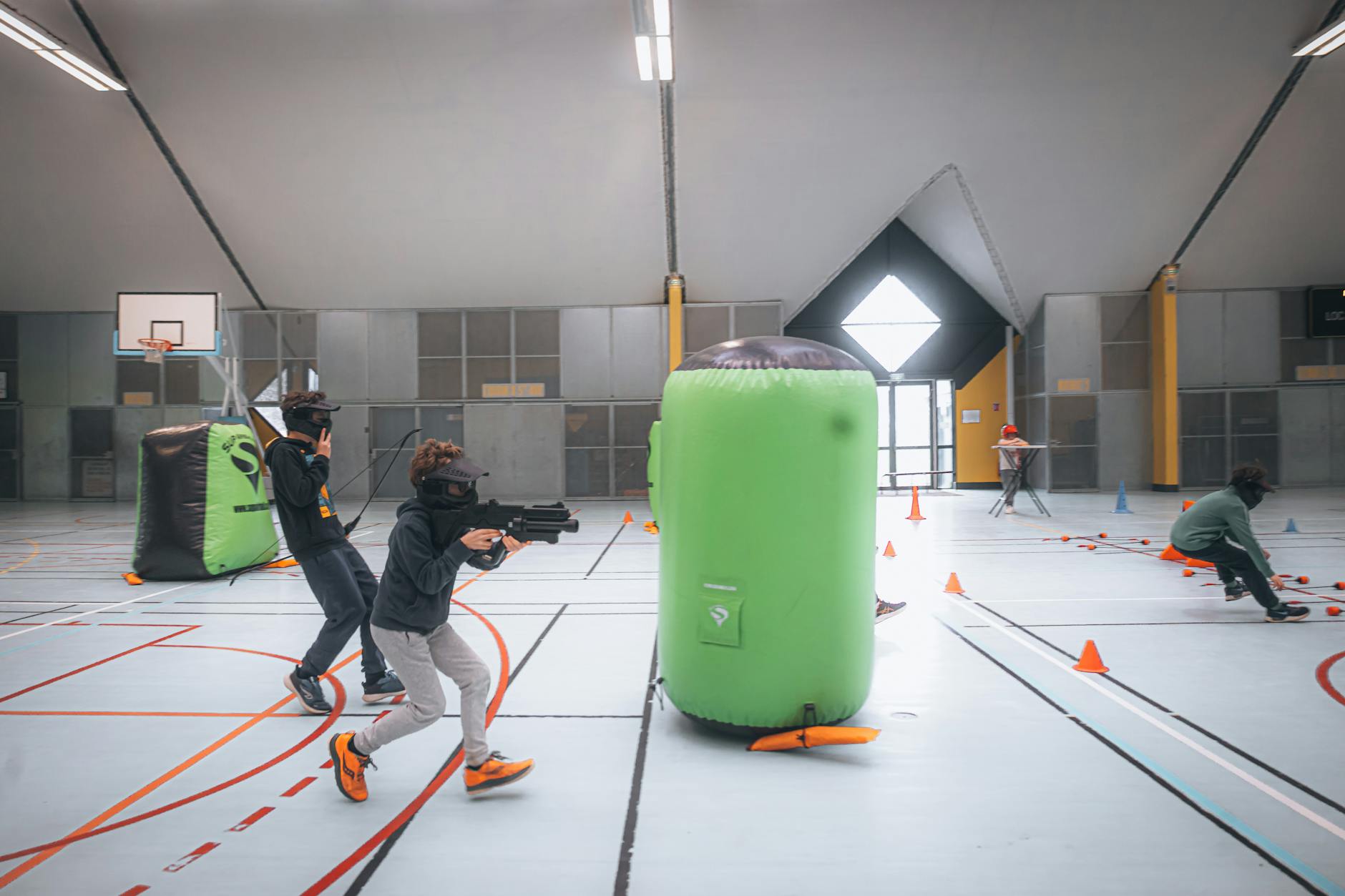 Jongeren doen mee aan kerstactiviteiten georganiseerd door Stichting Netwerk in Hoorn