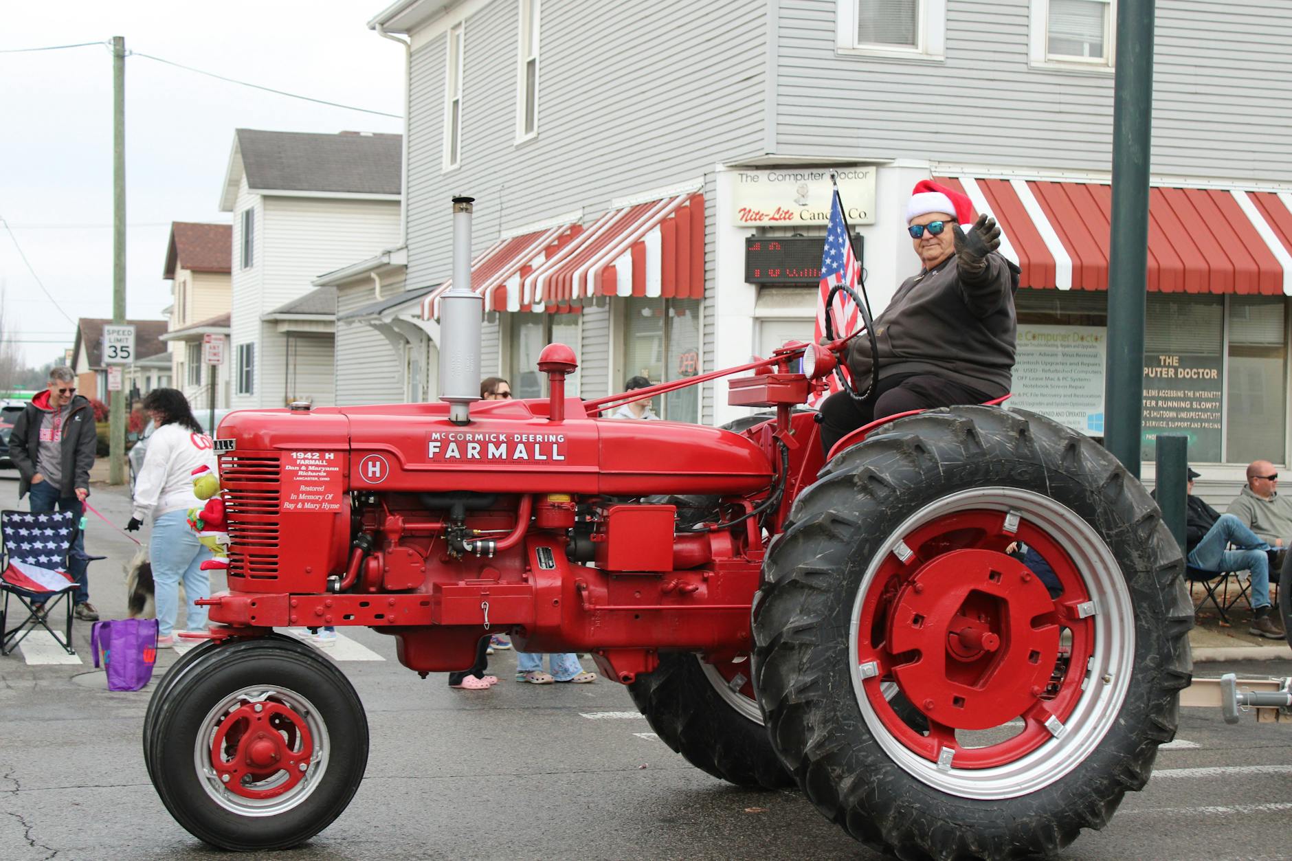 Landbouwvoertuig rijdt met hoge snelheid door bebouwde kom