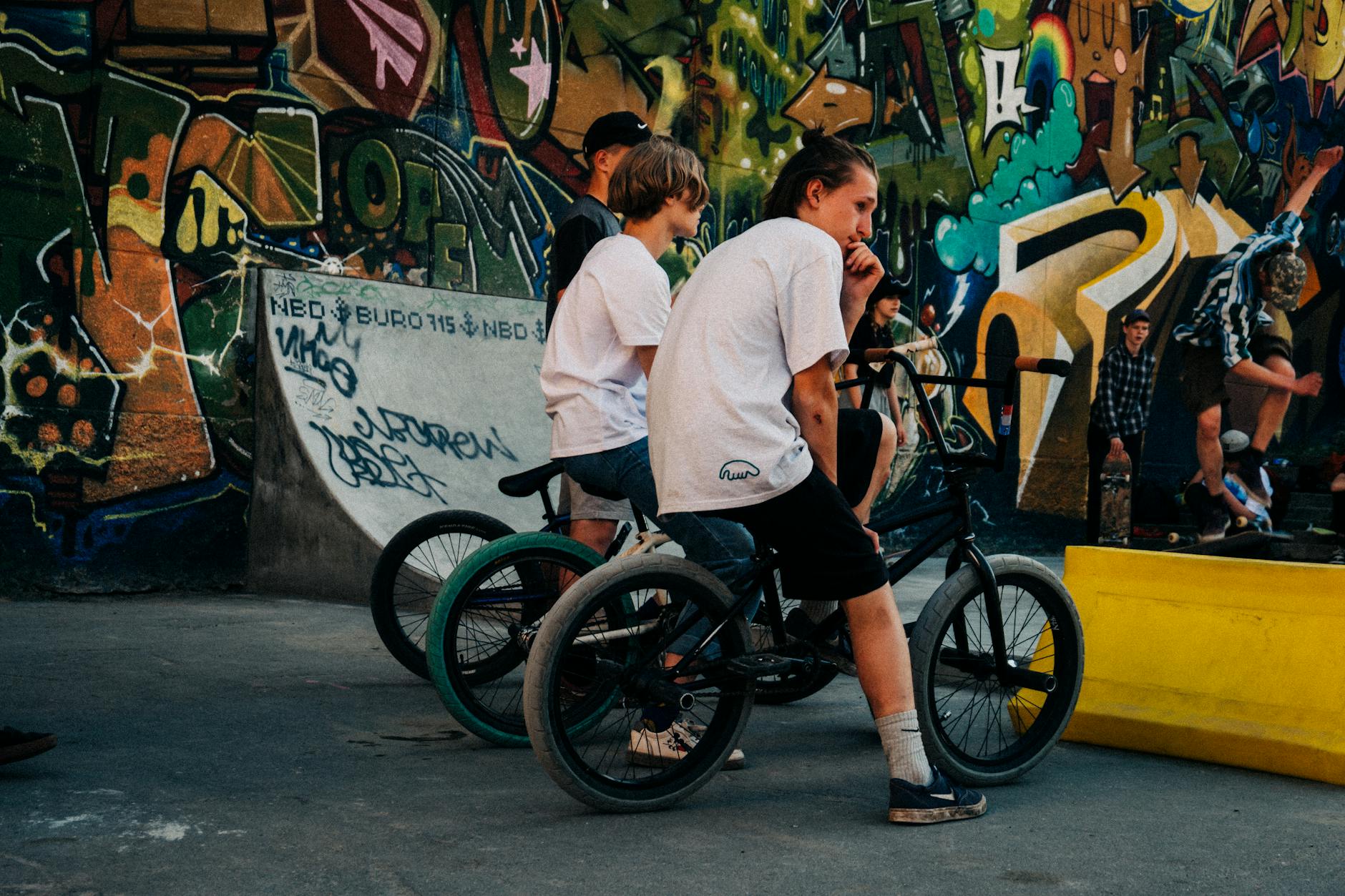 Jongerenwerker in gesprek met leerlingen op een middelbare school