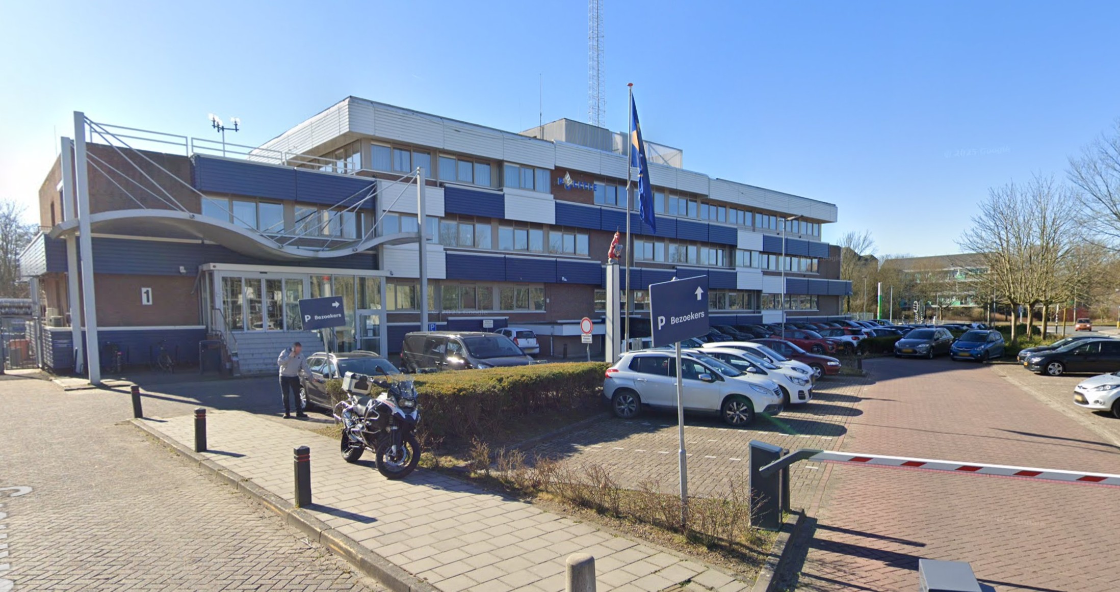 Raadhuis Hoorn en politieauto bij winkelgebied