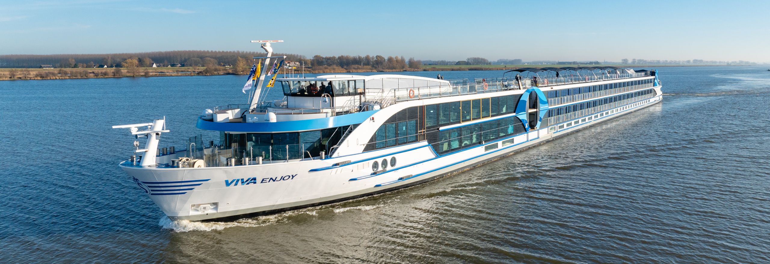 Haven van Hoorn met aangemeerd riviercruiseschip