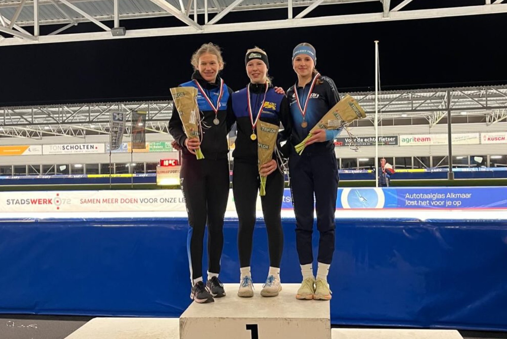 Rosan Kuip wint massastart Junioren B op ijsbaan De Meent Alkmaar