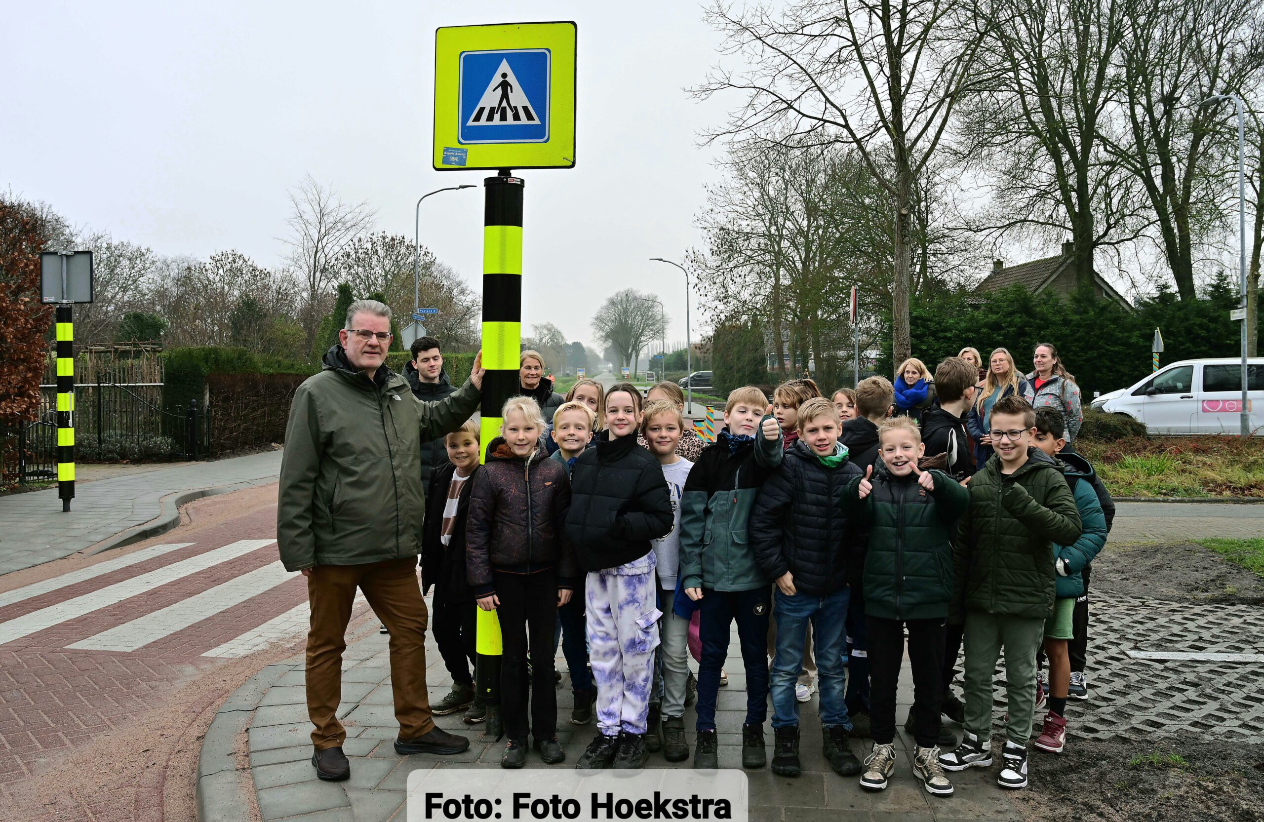 Wethouder Marcel ten Have opent de nieuwe schoolzone bij basisschool ’t Padland in Venhuizen