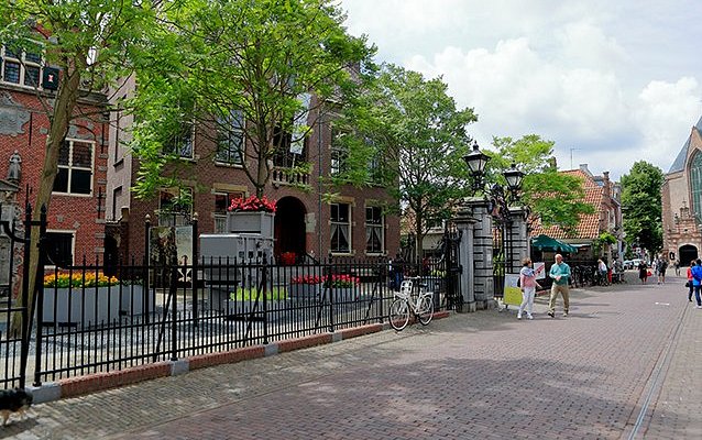 Kinderen maken vogelvoerhangers tijdens knutselmiddag in Museum Sow to Grow