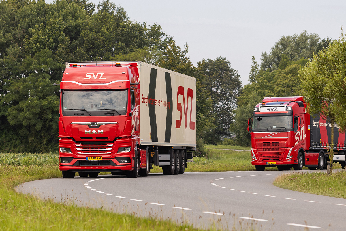 Vrachtwagens van SVZ Transport bij logistiek centrum in Zwaag