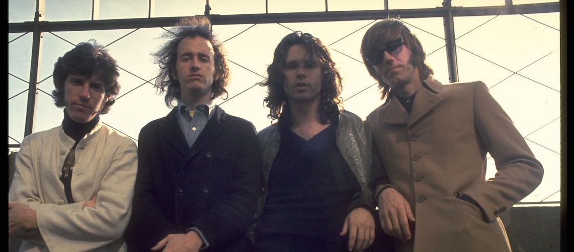 Posterachtige afbeelding van The Doors met Jim Morrison en filmprojectorlicht.