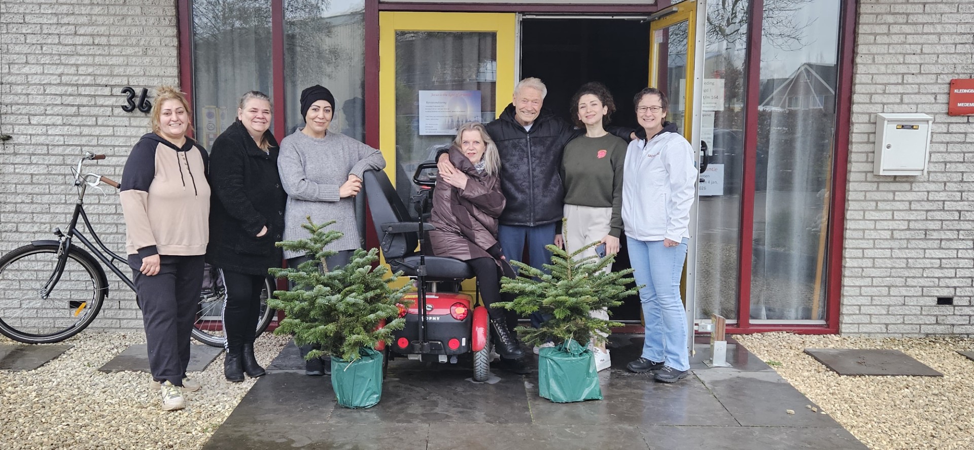 Vrijwilligers van Kledingbank Medemblik met kerstboompjes in het ABC-pand