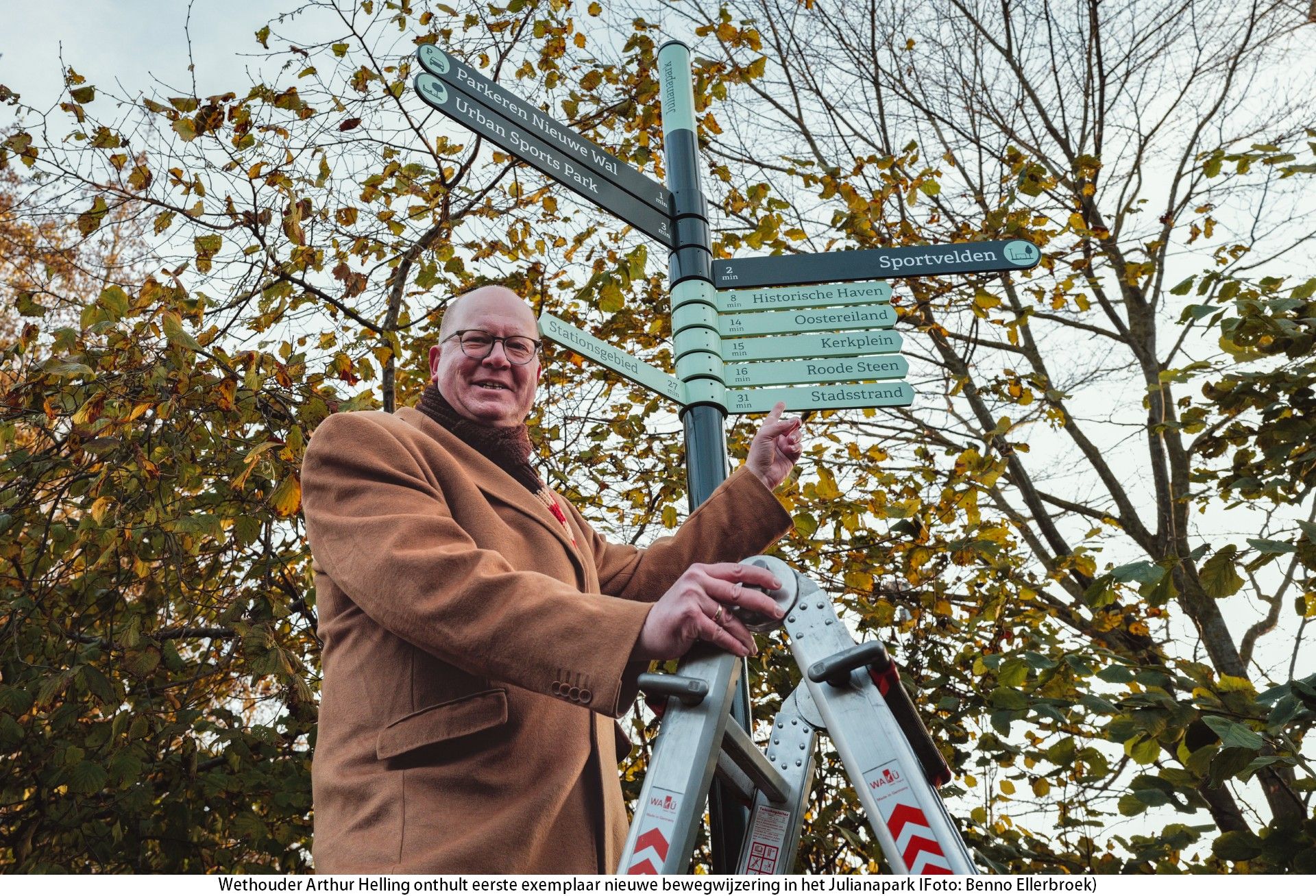 Nieuwe toeristische bewegwijzeringspaal in het Julianapark Hoorn.