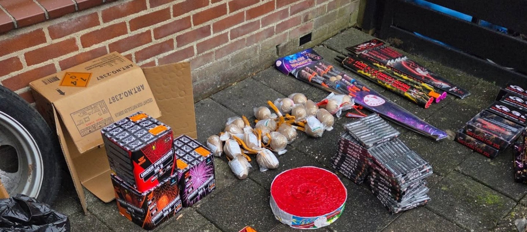 Politie en milieuspecialist onderzoeken in beslag genomen vuurwerk in een woning in Opmeer