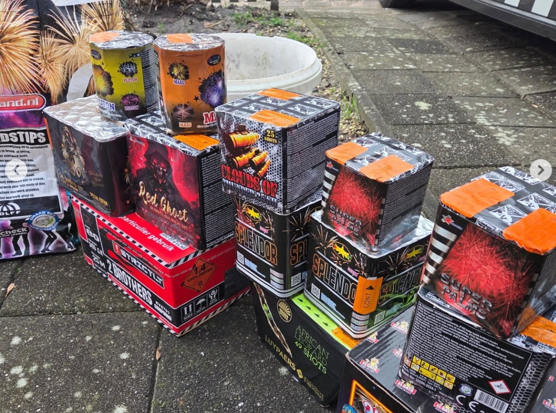 Politie onderzoekt in beslag genomen illegaal vuurwerk na vondst in woning in Opmeer