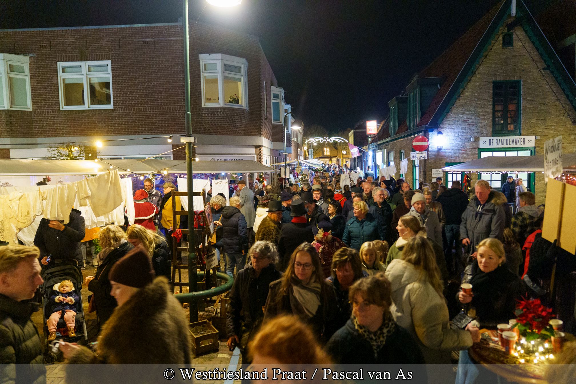 Bezoekers en figuranten in Dickens-kleding tijdens de Dickensmarkt in Medemblik