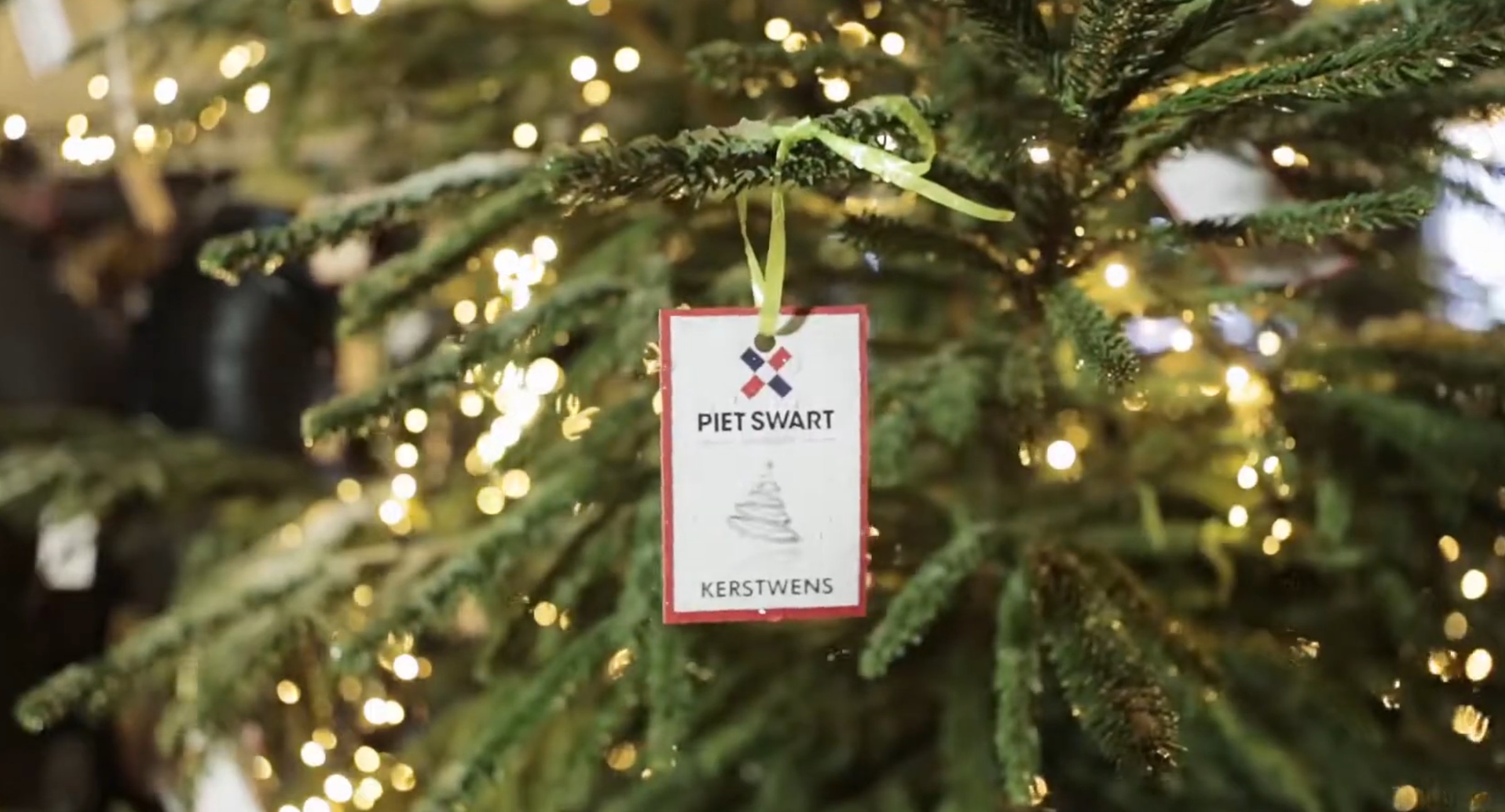 Wensboom op de Dickensmarkt in Medemblik gevuld met wensen van bezoekers