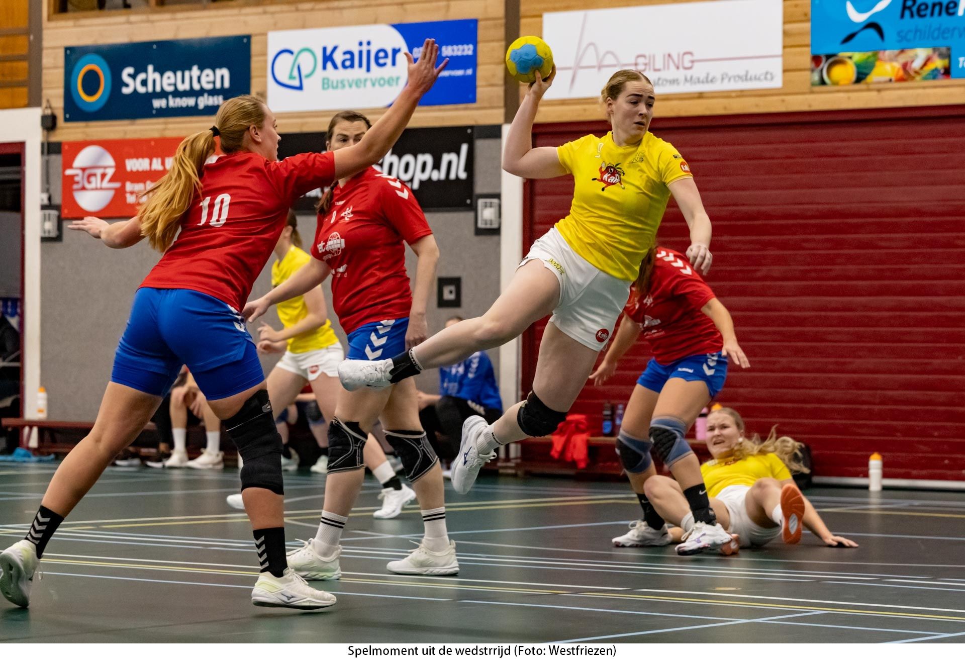 Actie tijdens de handbalwedstrijd tussen WF Dames 1 en DSS 2