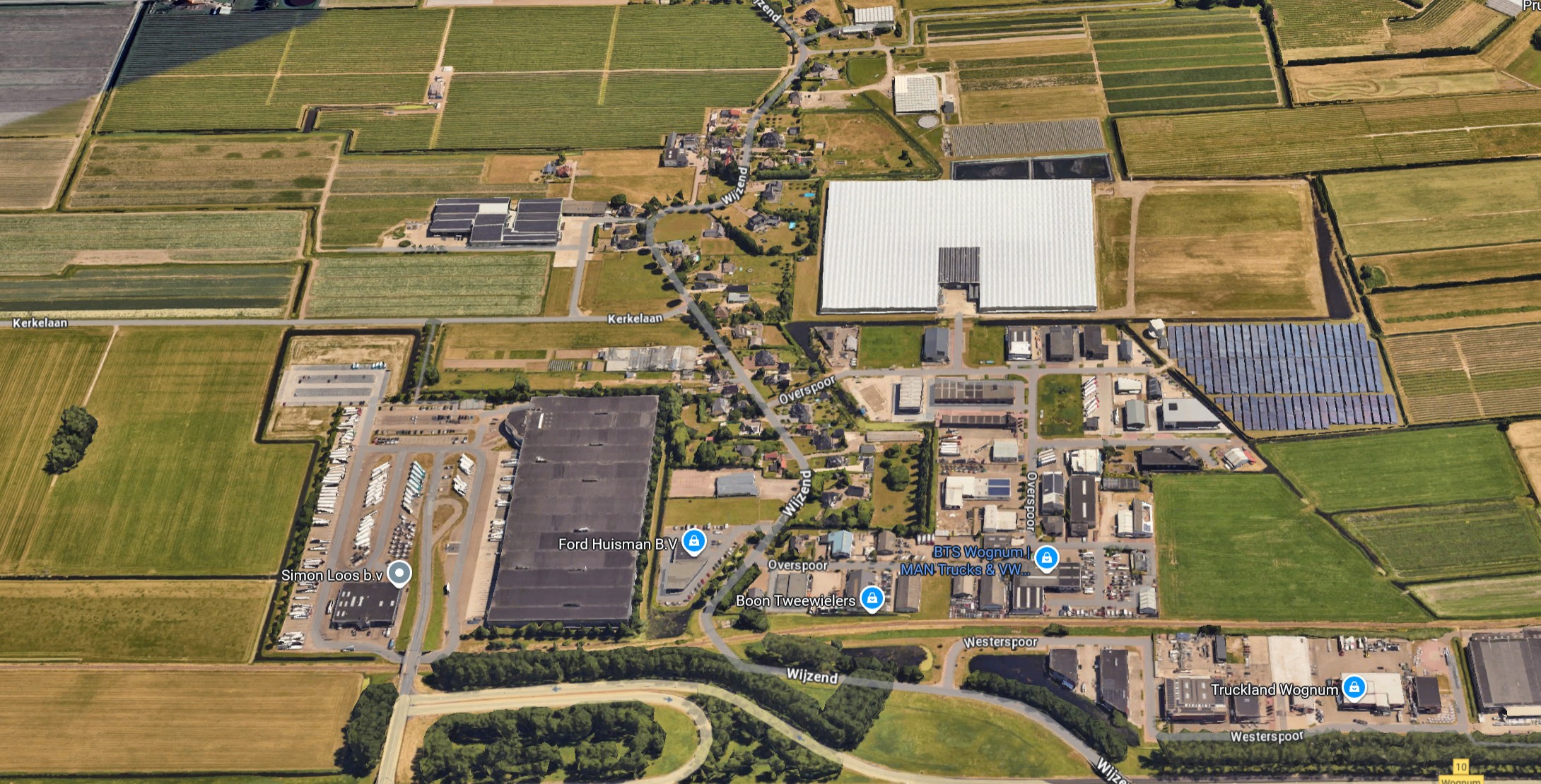 Oosteinderweg in Wognum met verkeer en woonbebouwing