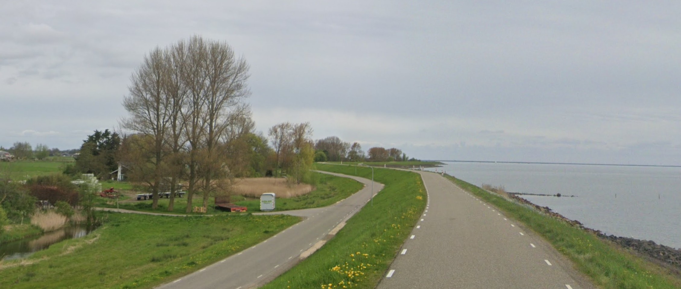 Zicht op de Zuiderdijk waar het motorverbod onderwerp van besluitvorming was
