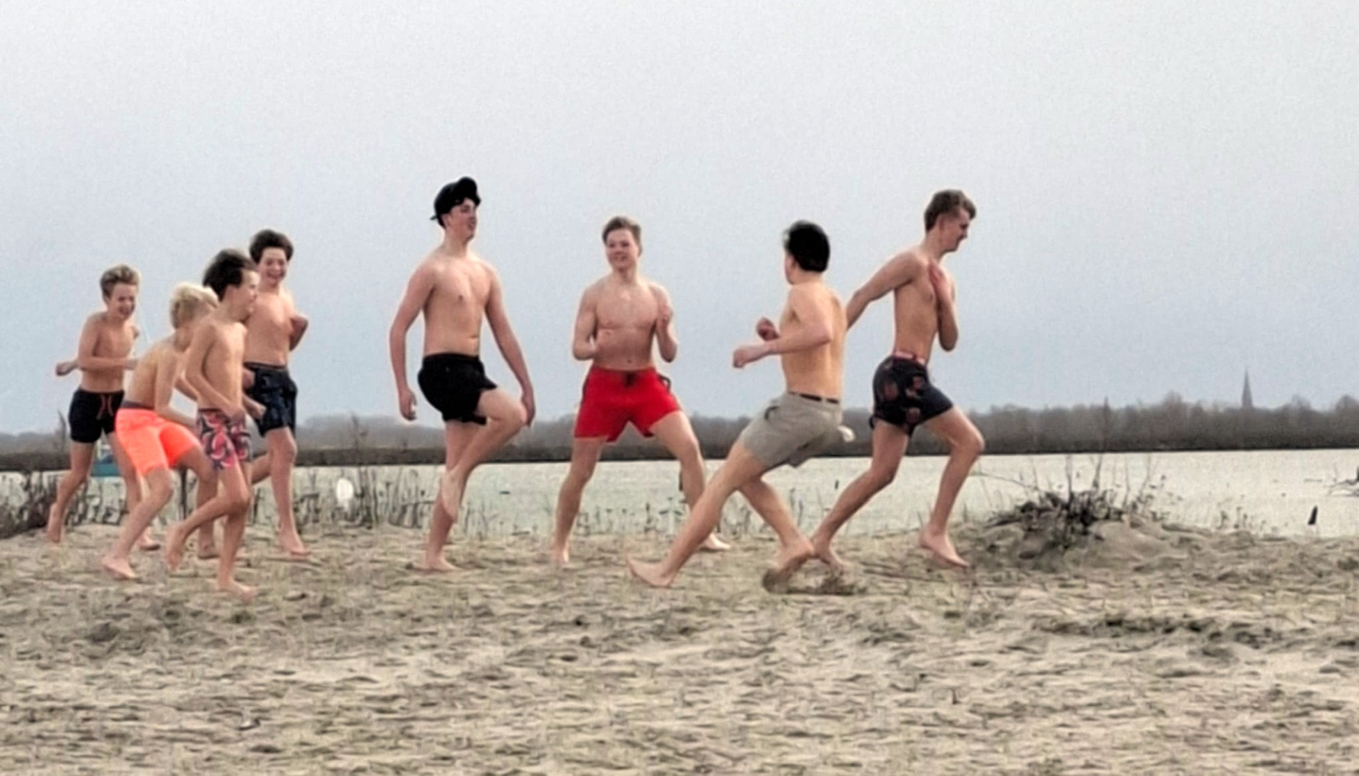 Deelnemers nemen op 1 januari een duik in het IJsselmeer tijdens de Nieuwjaarsduik in Medemblik.