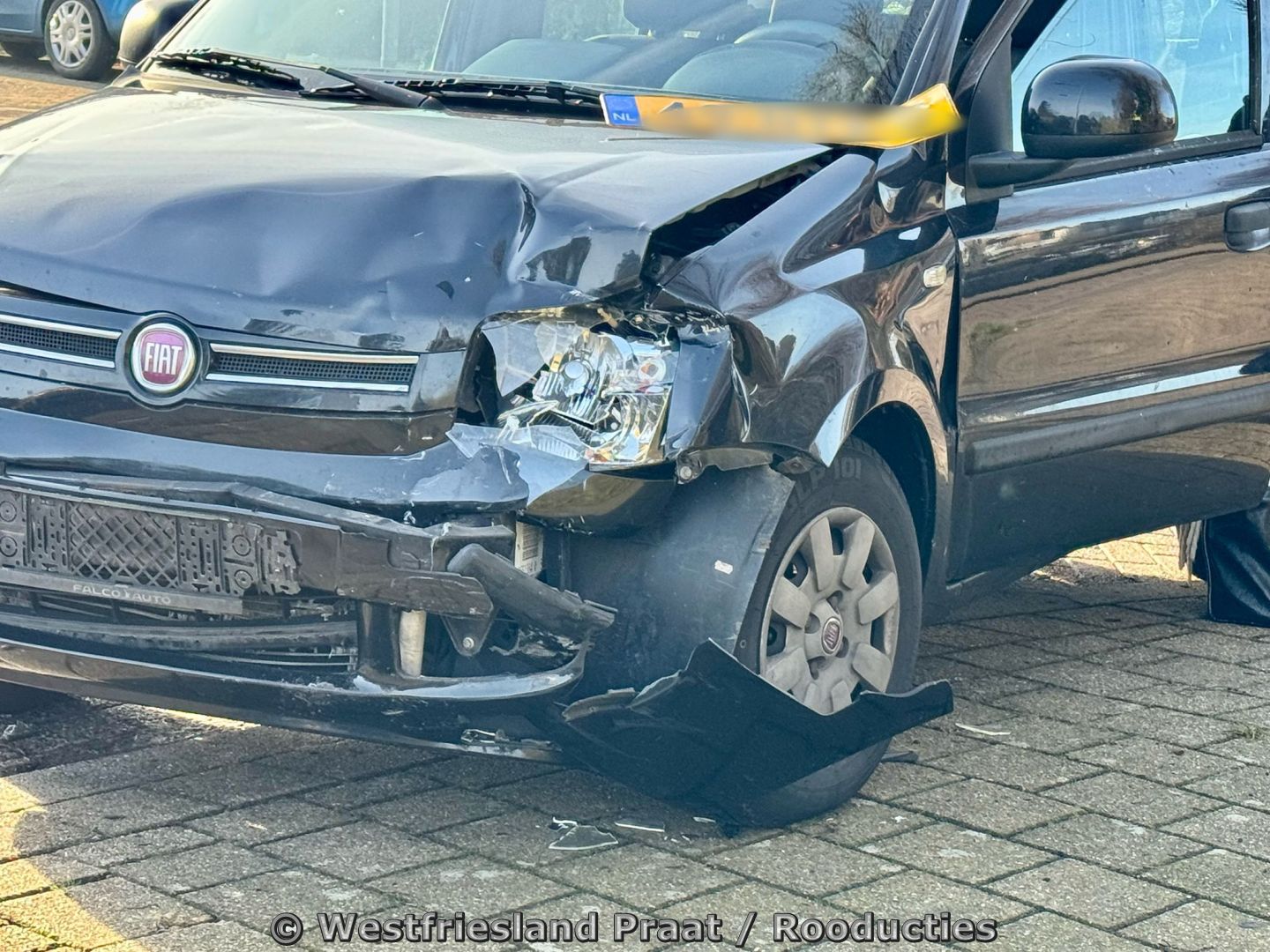 Bergingsdienst en hulpdiensten bij ongeval met meerdere auto’s op parkeerplaats in Lutjebroek.