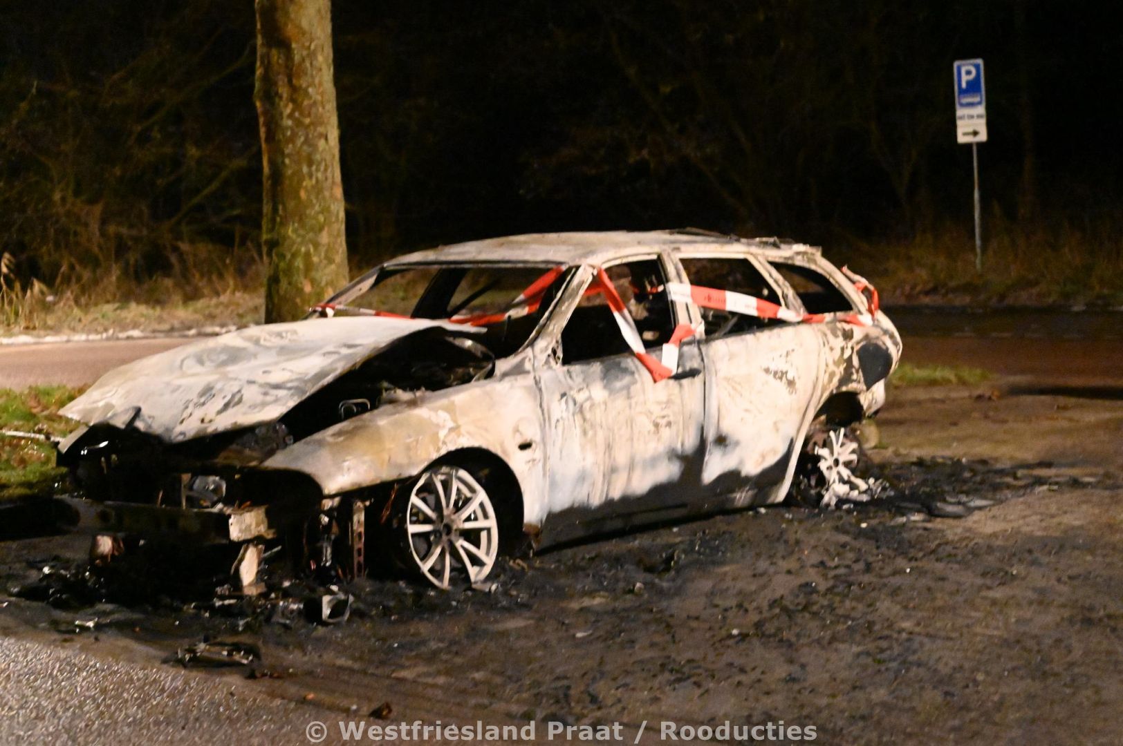 Brandweer blust ’s nachts een autobrand aan de Nieuw Wal in Hoorn.