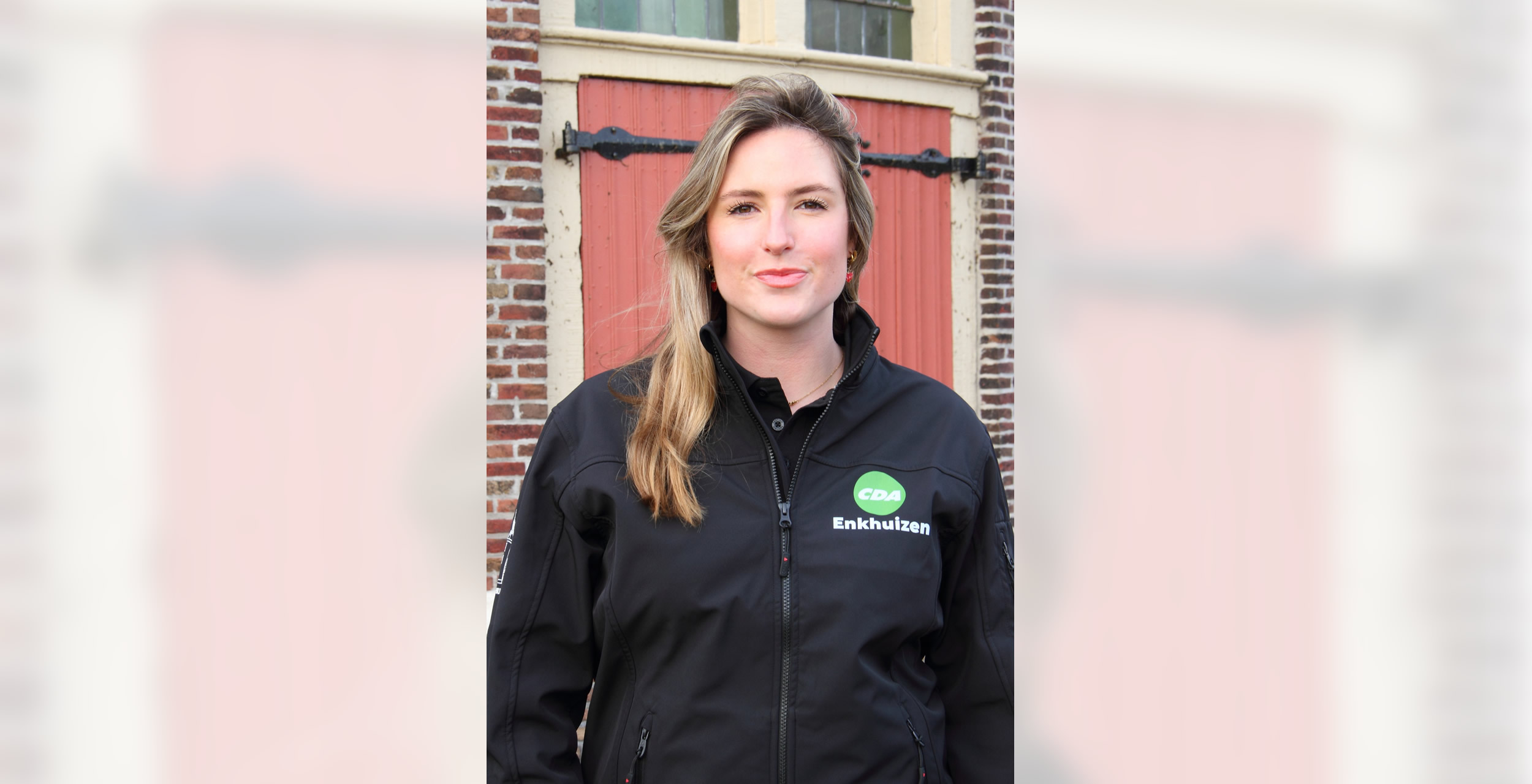 Avondbeeld van een straat in Enkhuizen met aandacht voor sociale veiligheid