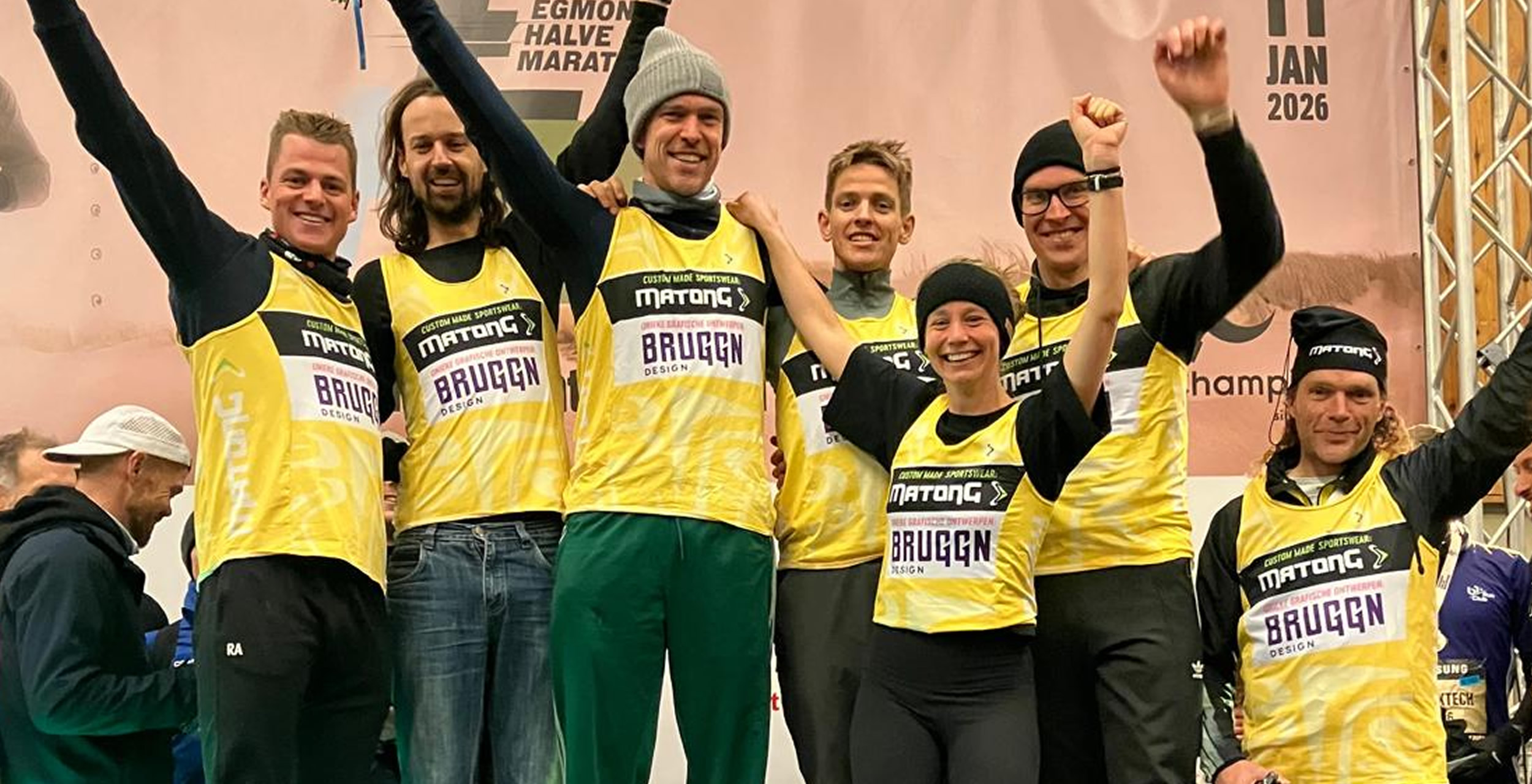 Lopers van West-Frisia tijdens de businessrace van de Halve Marathon van Egmond