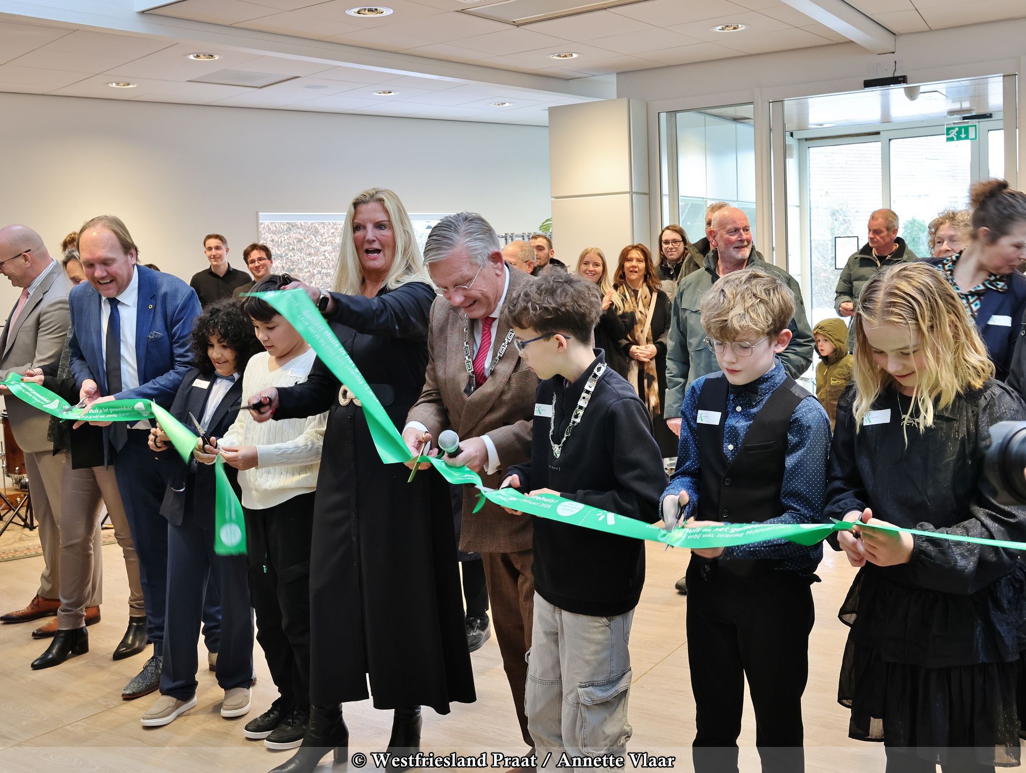 Bezoekers tijdens de drukbezochte open dag in het vernieuwde gemeentehuis van Koggenland in De Goorn.