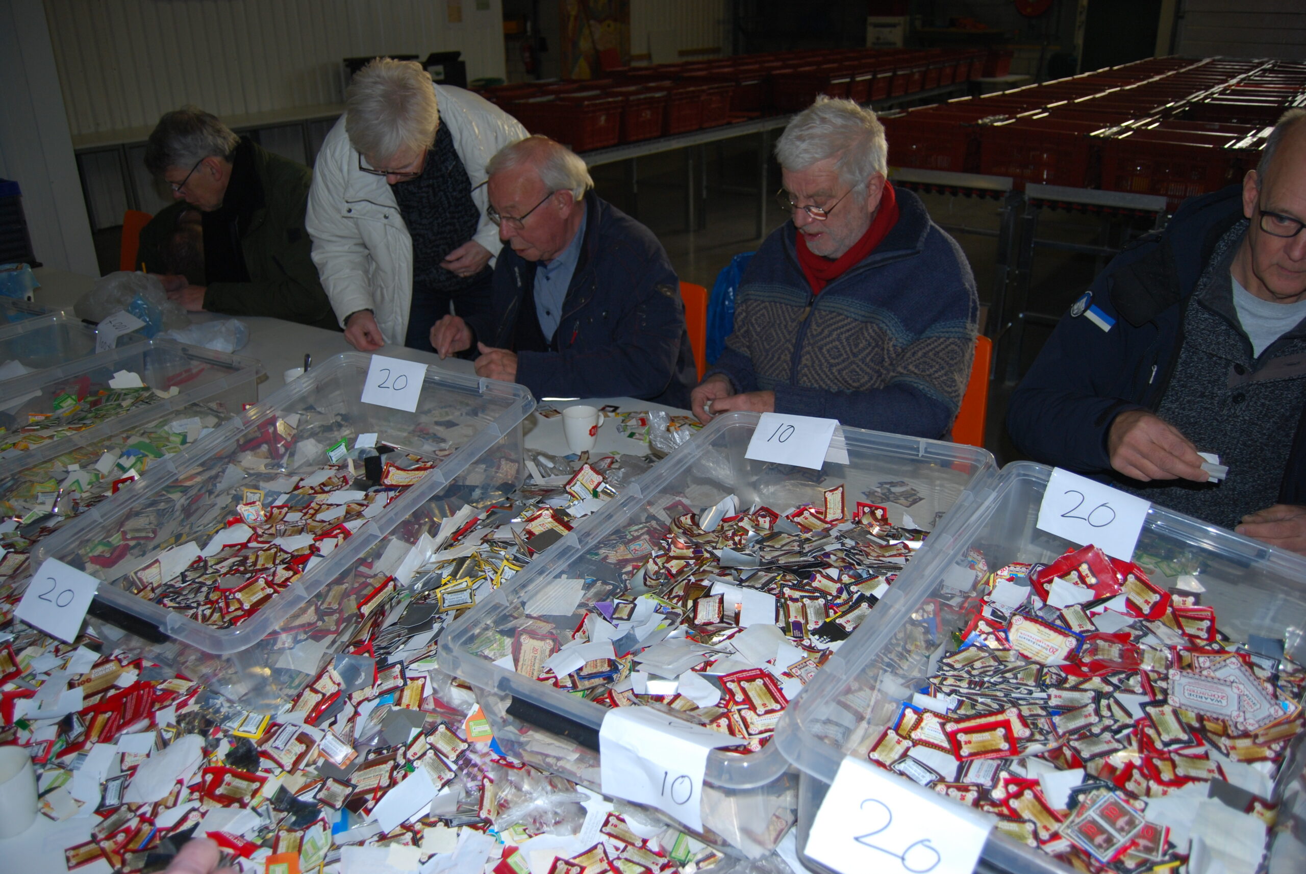 Vrijwilligers van Lions Clubs sorteren Douwe Egberts punten voor de Voedselbank West-Friesland