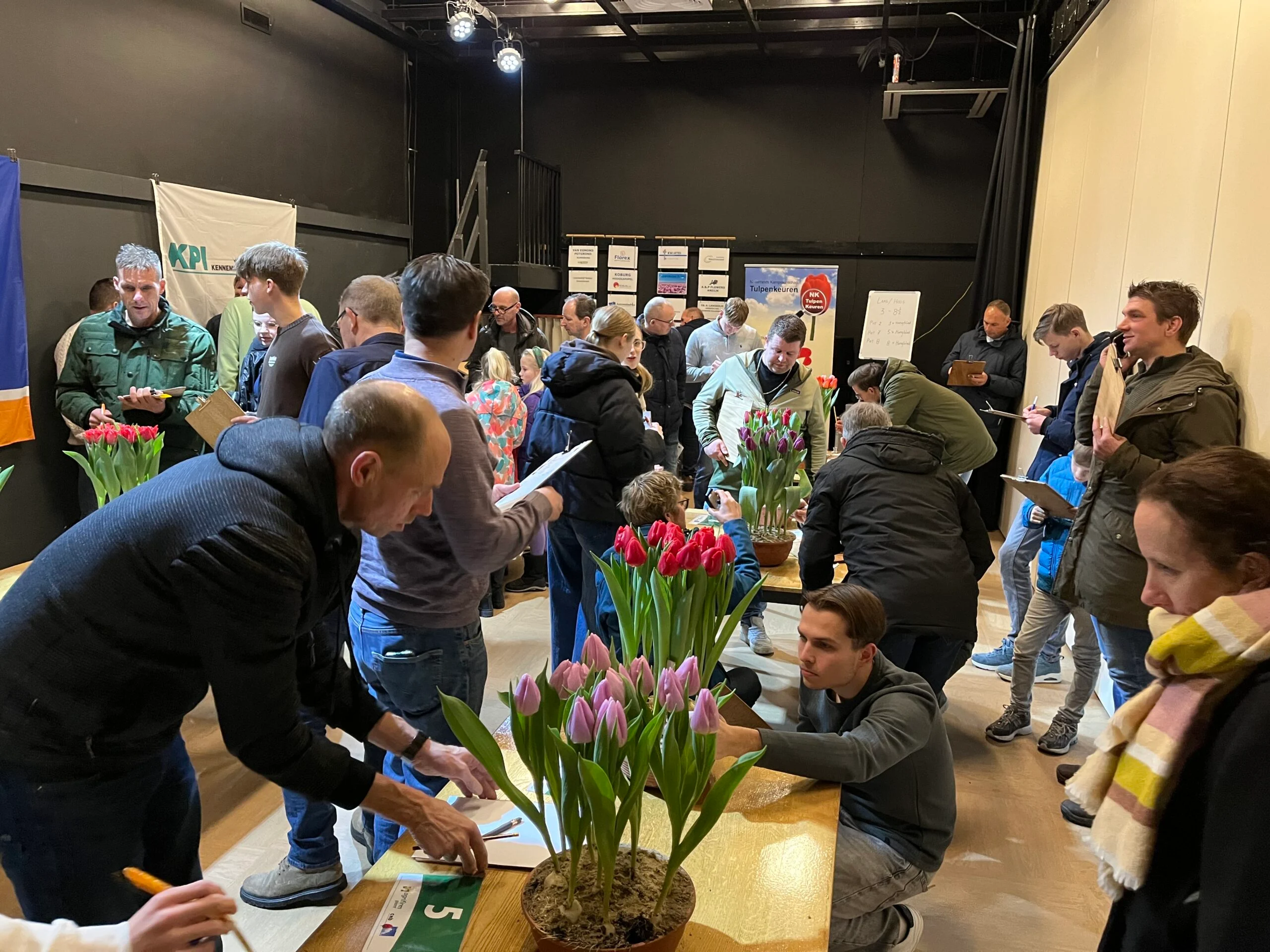 Tulpenkeuring in De Schoof in Wervershoof met deelnemers en jury