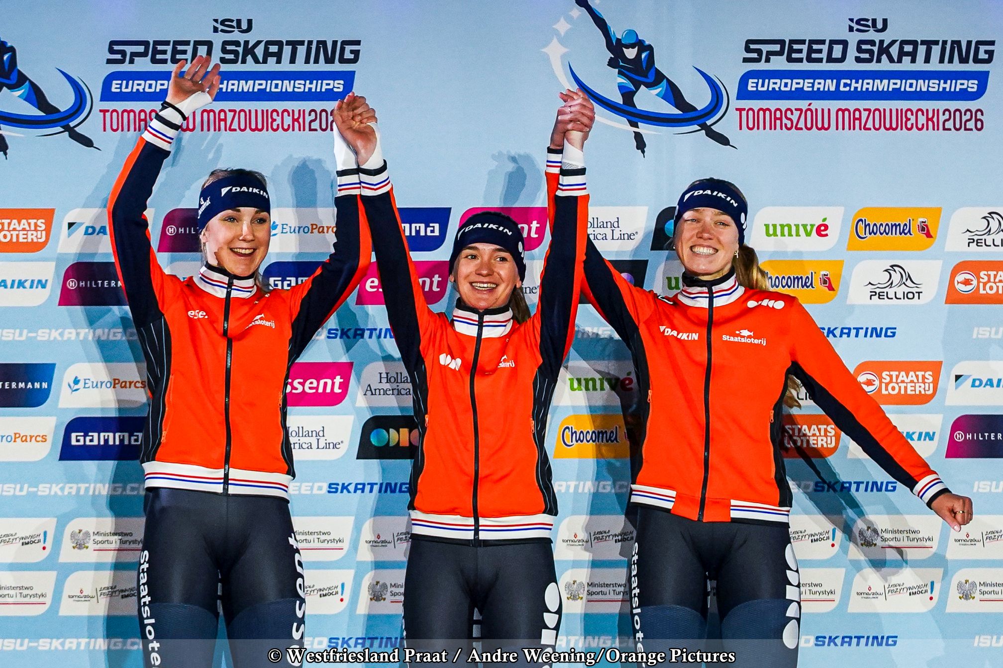 Nederlandse vrouwenploeg viert EK-goud op de ploegenachtervolging schaatsen