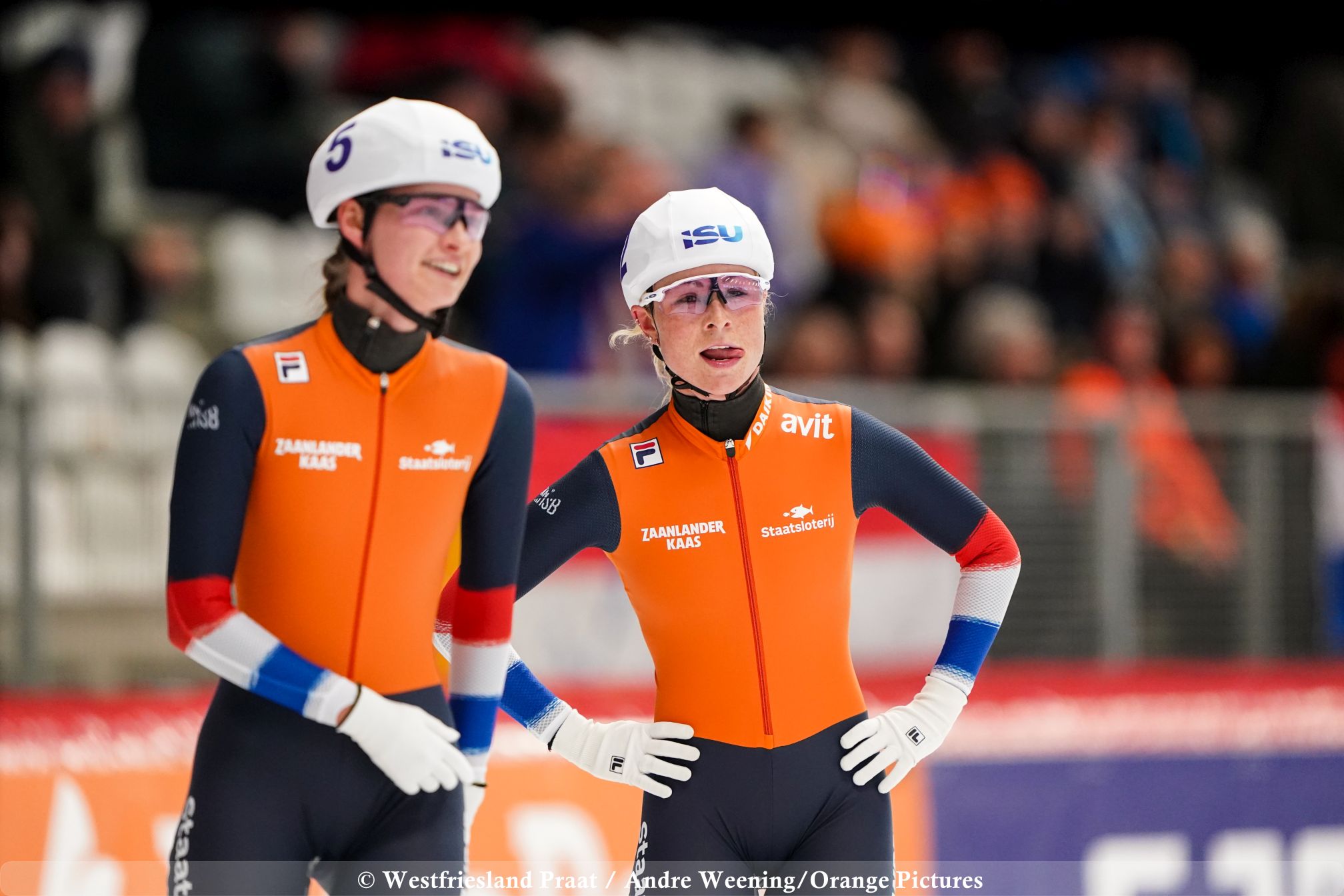 Massastart vrouwen: Marijke Groenewoud sprint naar de overwinning terwijl Bente Kerkhoff het peloton afstopt.