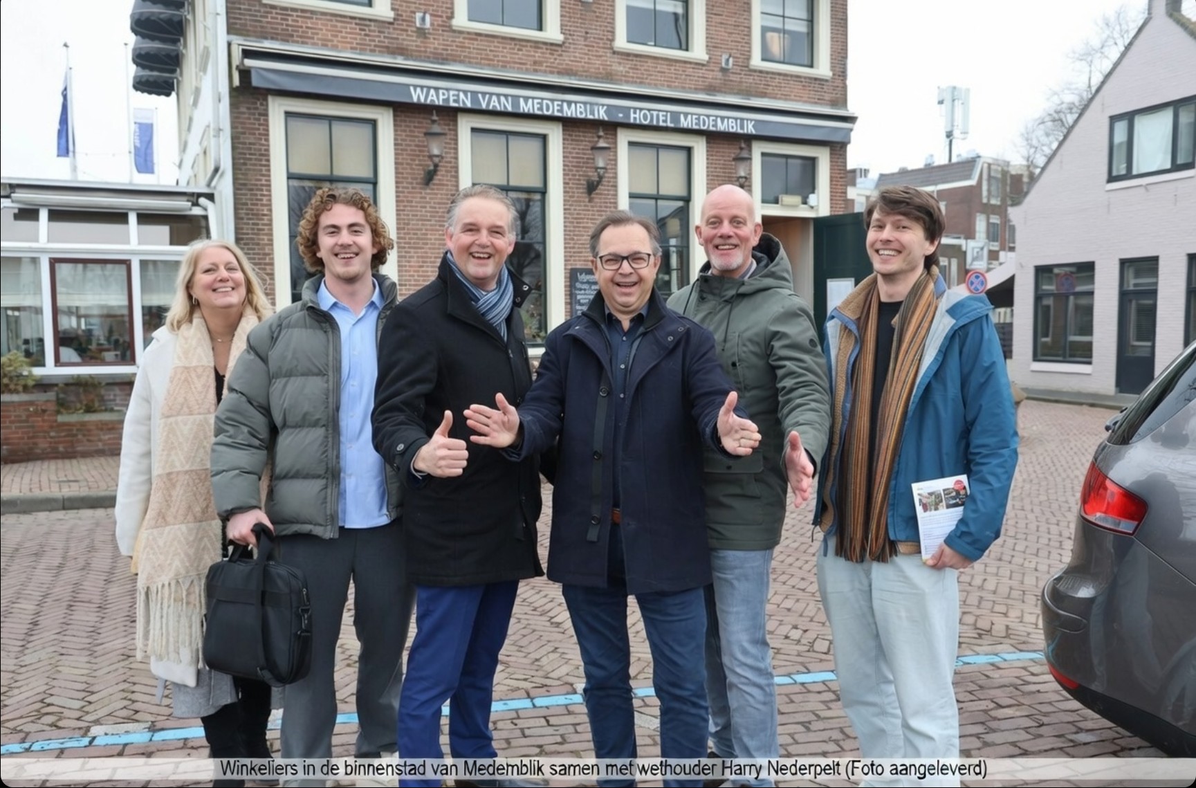 Winkeliers in de binnenstad van Medemblik in gesprek over verduurzaming van bedrijfspanden.