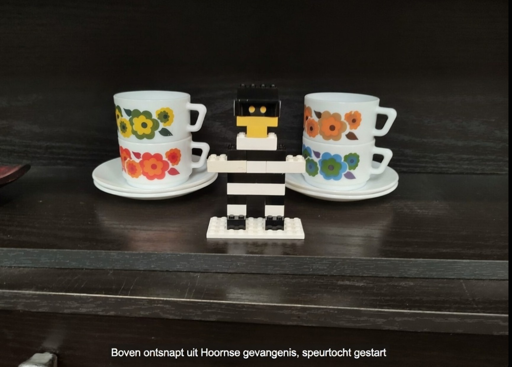 Kinderen doen een speurtocht tussen LEGO-opstellingen in het Museum van de 20e Eeuw in Hoorn.