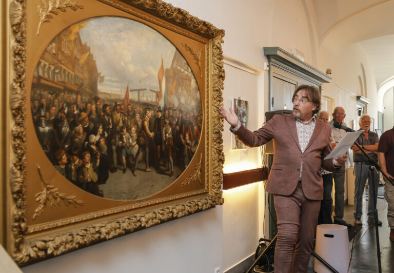 Schilderij met de ontvangst van Willem van Oranje in Enkhuizen, besproken tijdens de lezing van Ad Geerdink in Medemblik.
