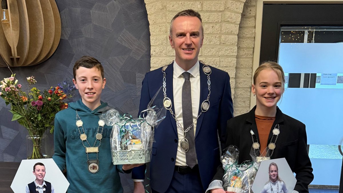 Kinderburgemeesters Duane van Dijk en Ilse Groot nemen afscheid in het gemeentehuis van Hoogwoud.