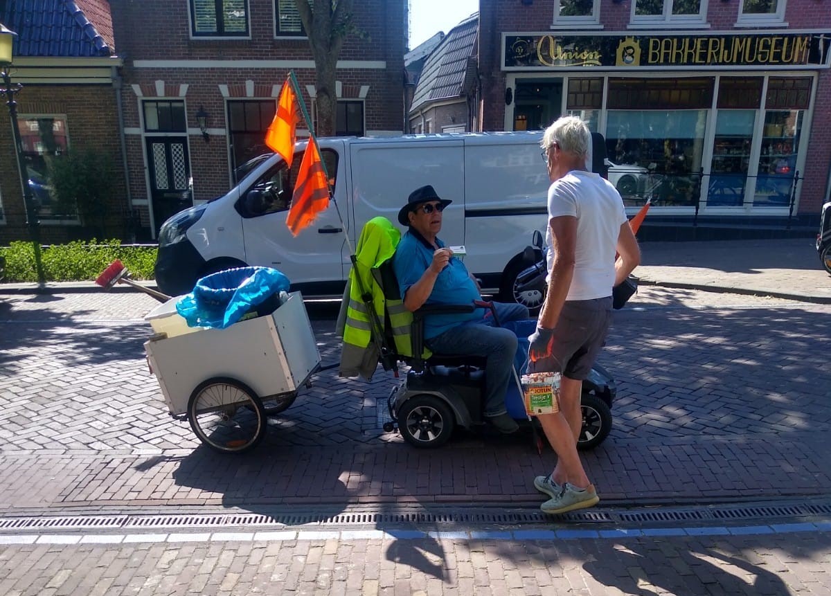 Straatbeeld in Medemblik, passend bij het eerbetoon aan Cor Kistemaker