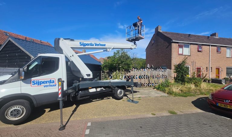 Nestkast voor huismussen en gierzwaluwen en een ingebouwde vleermuiskast in een gevel van een woning in West-Friesland.