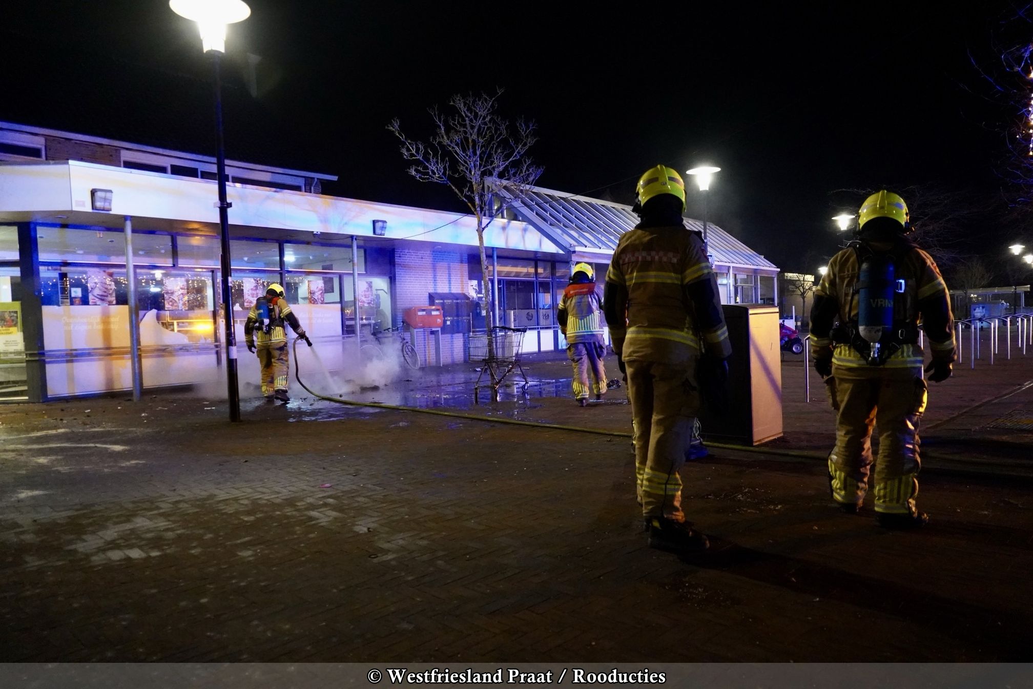 Brandweer en politie ter plaatse bij brand in winkelwagen in Andijk