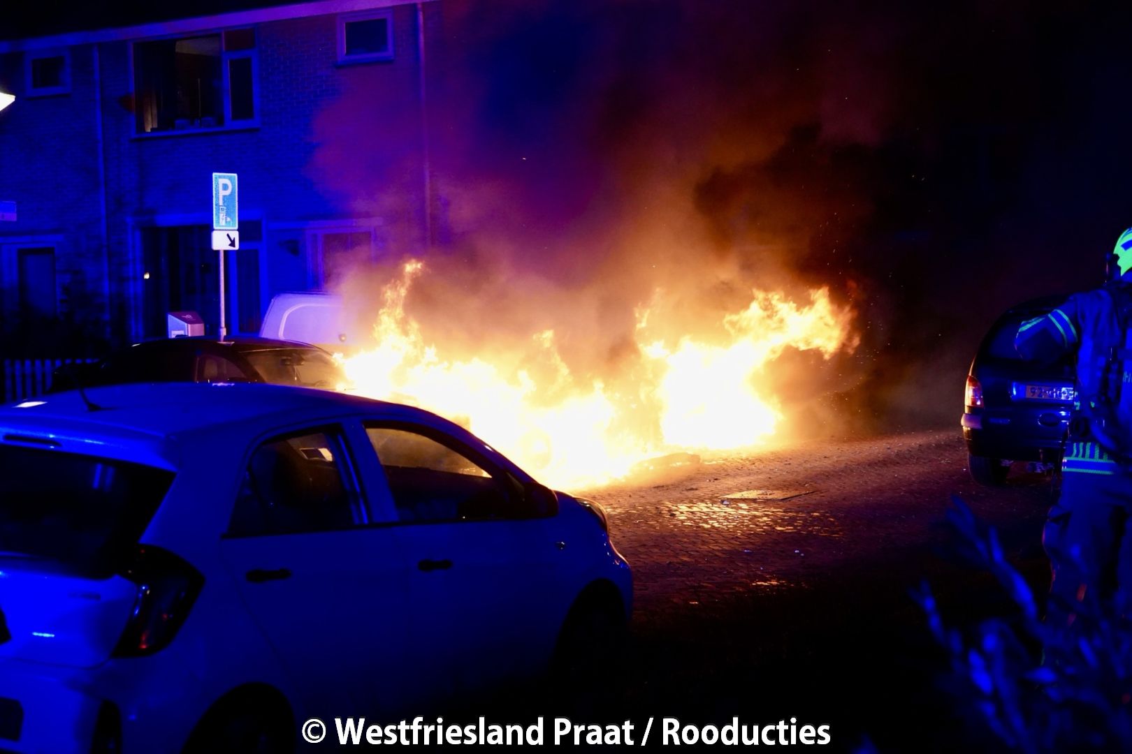 Brandweer blust autobrand aan de Seringenhof in Enkhuizen waarbij meerdere voertuigen schade opliepen.