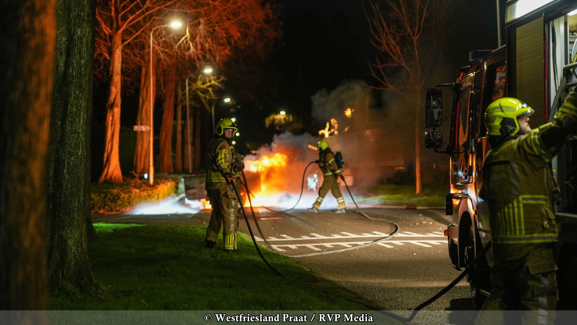Vouwwagen midden op straat in brand in Opperdoes
