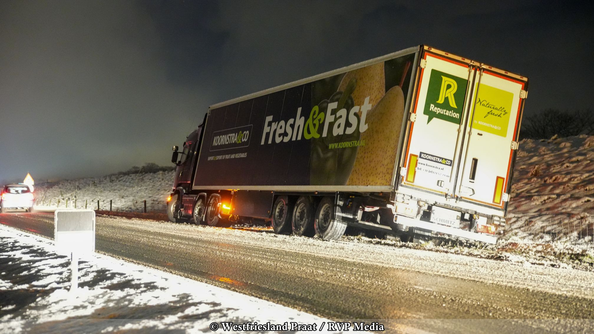 Vrachtwagen glijdt van weg op N239 bij Lambertschaag