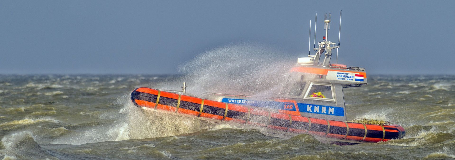 KNRM reddingboot van reddingstation Enkhuizen tijdens een inzet op het IJsselmeer