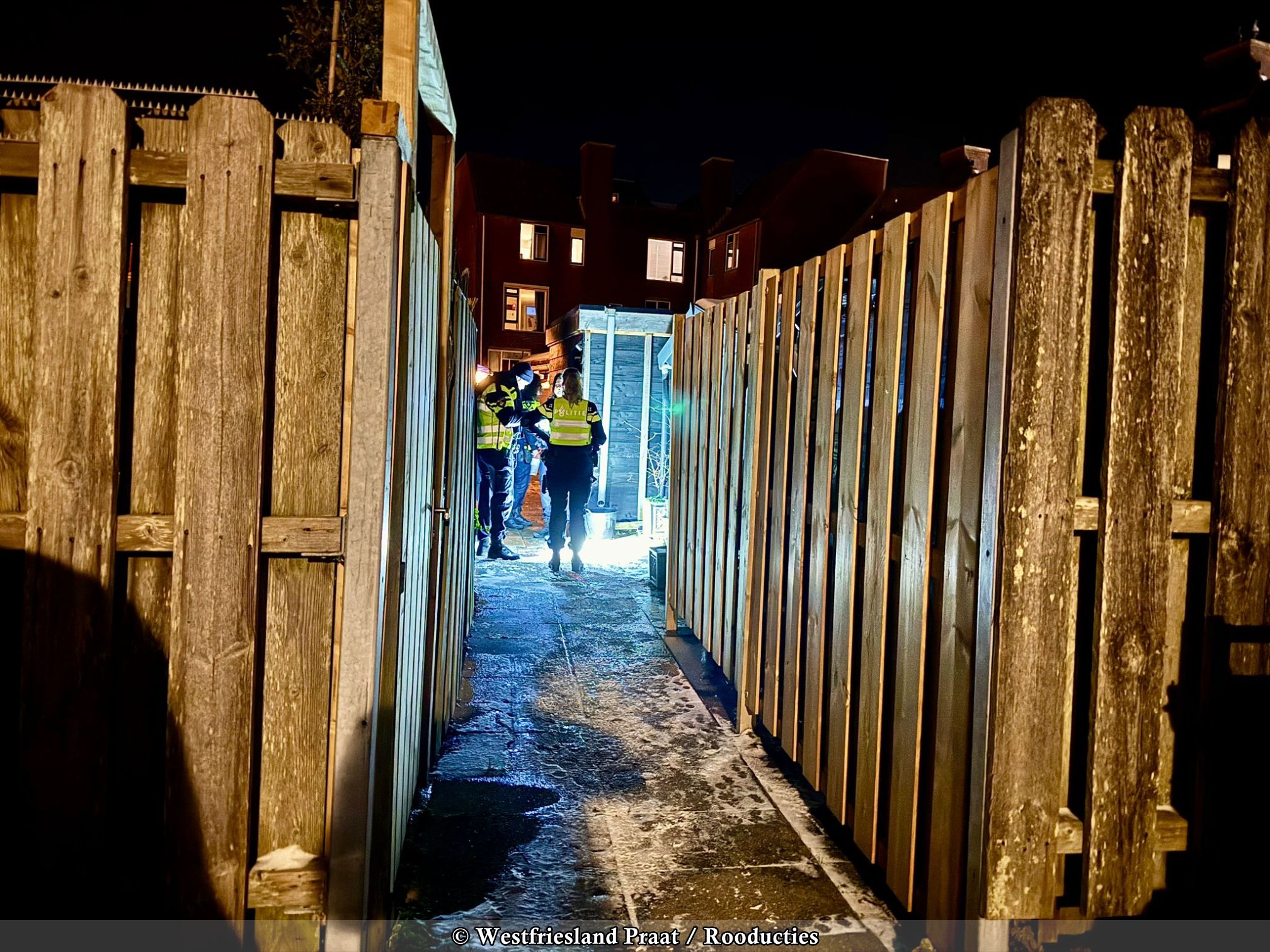 Brandweer en politie bij schuur na poging tot brandstichting aan de Timmerwerf in Enkhuizen