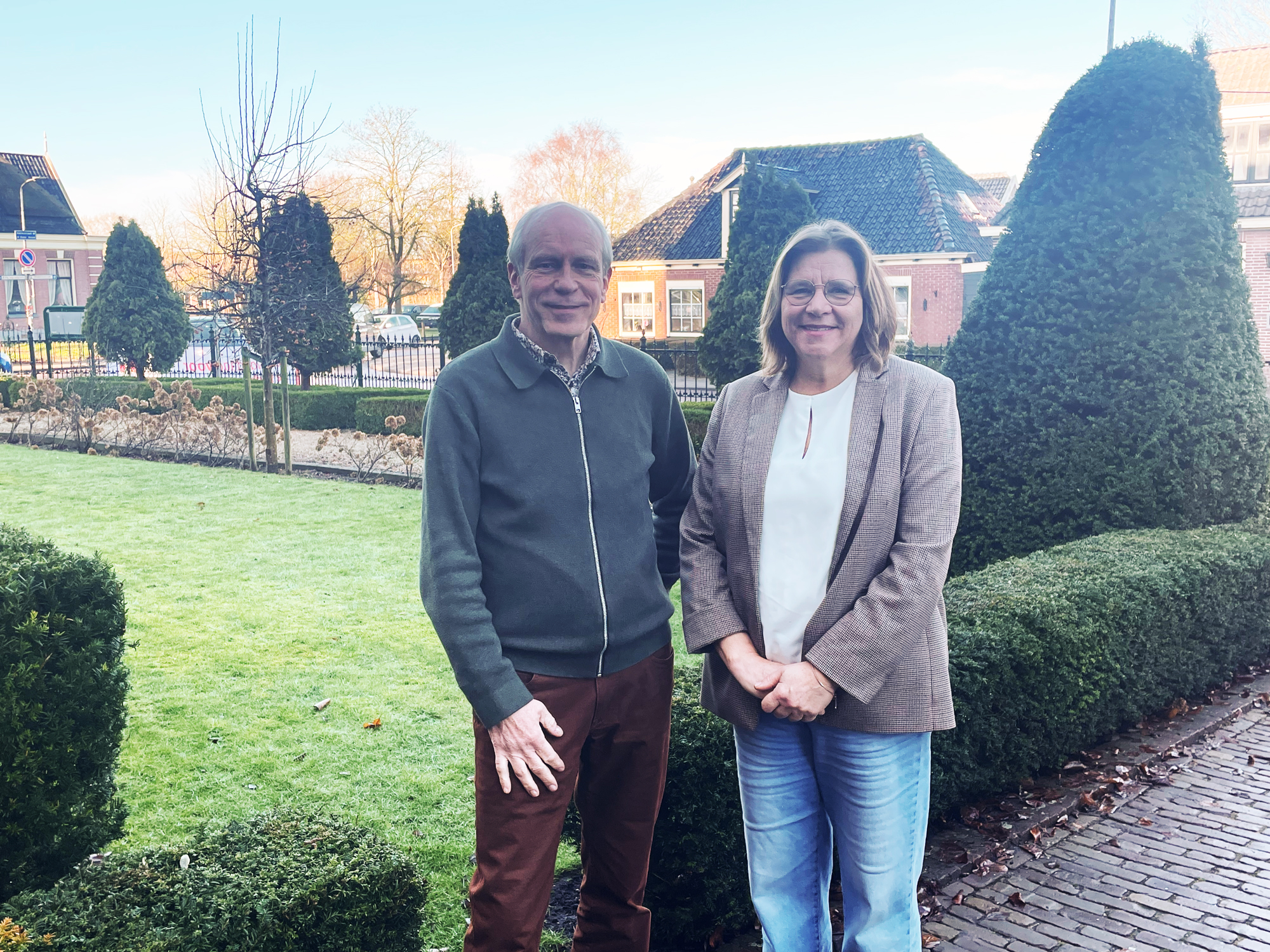 Vrijwillige burenbemiddelaars in gesprek met buren op neutraal terrein