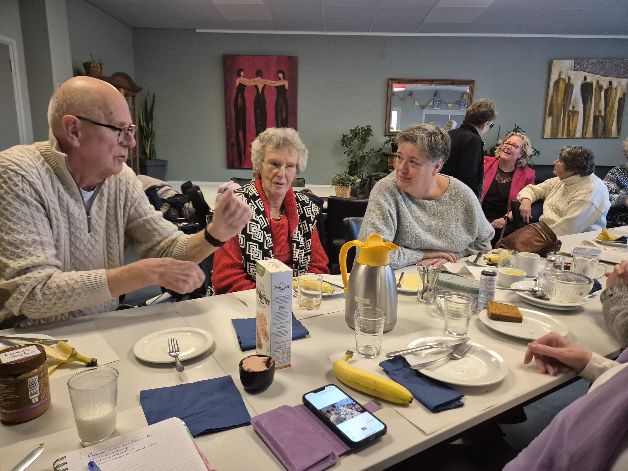 Inwoners eten samen tijdens de wekelijkse donderdagmiddaglunch in wijkcentrum IJsselzand in Enkhuizen.
