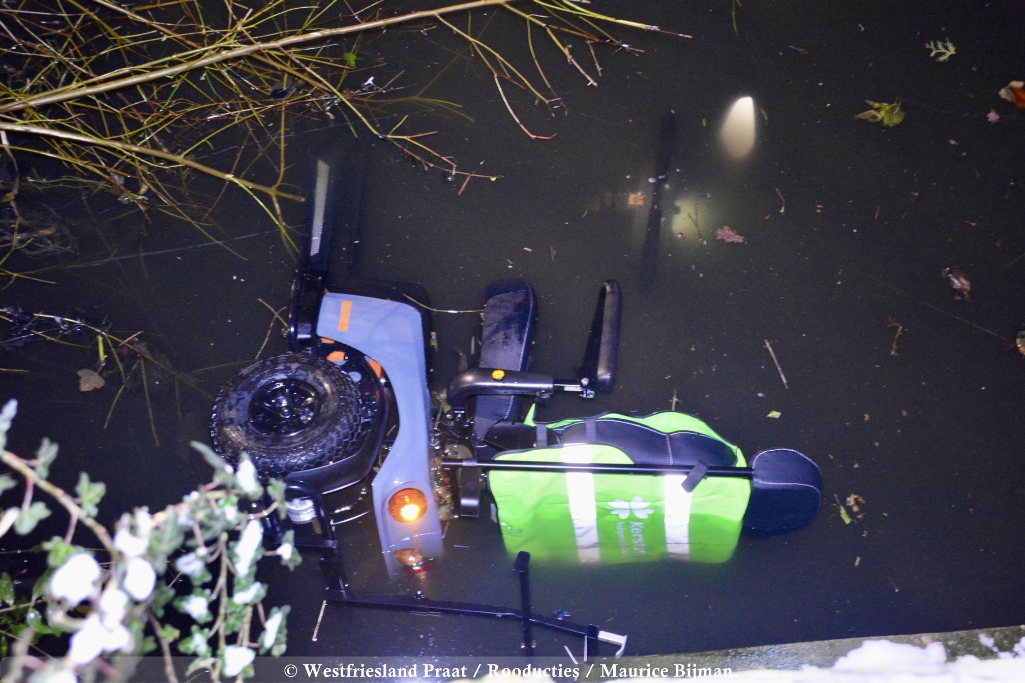 Hulpdiensten bij de Westerblokker in Blokker na melding van een persoon te water met scootmobiel.